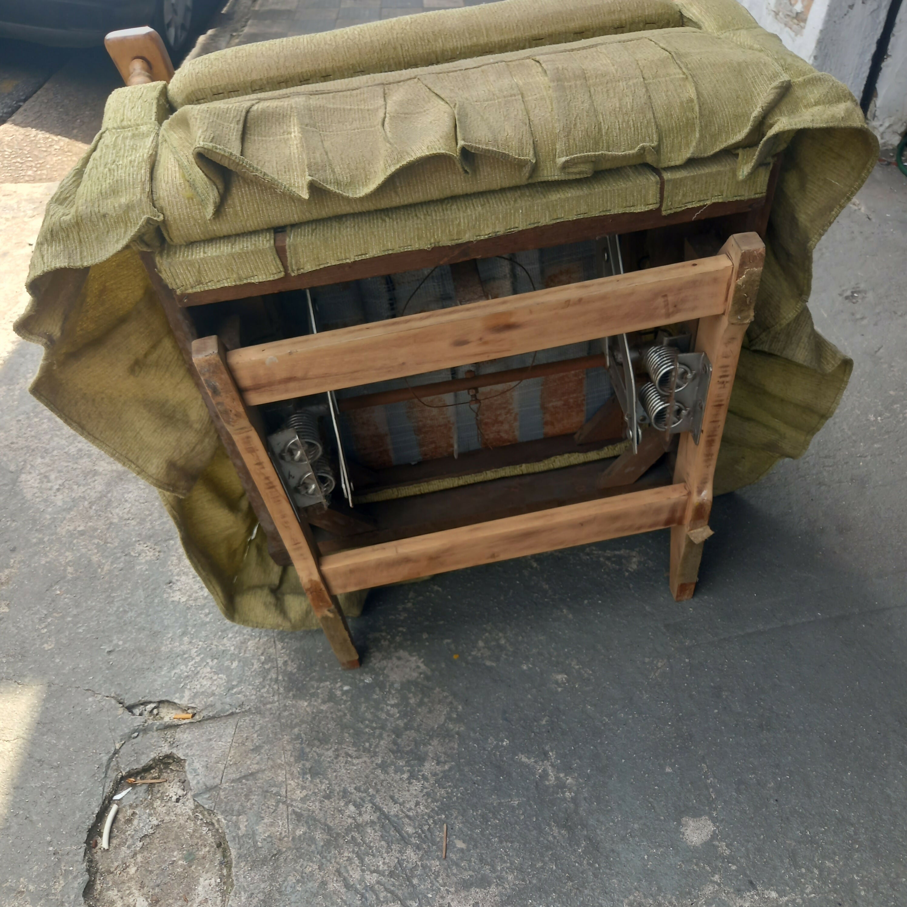 Poltrona antiga com estrutura em madeira