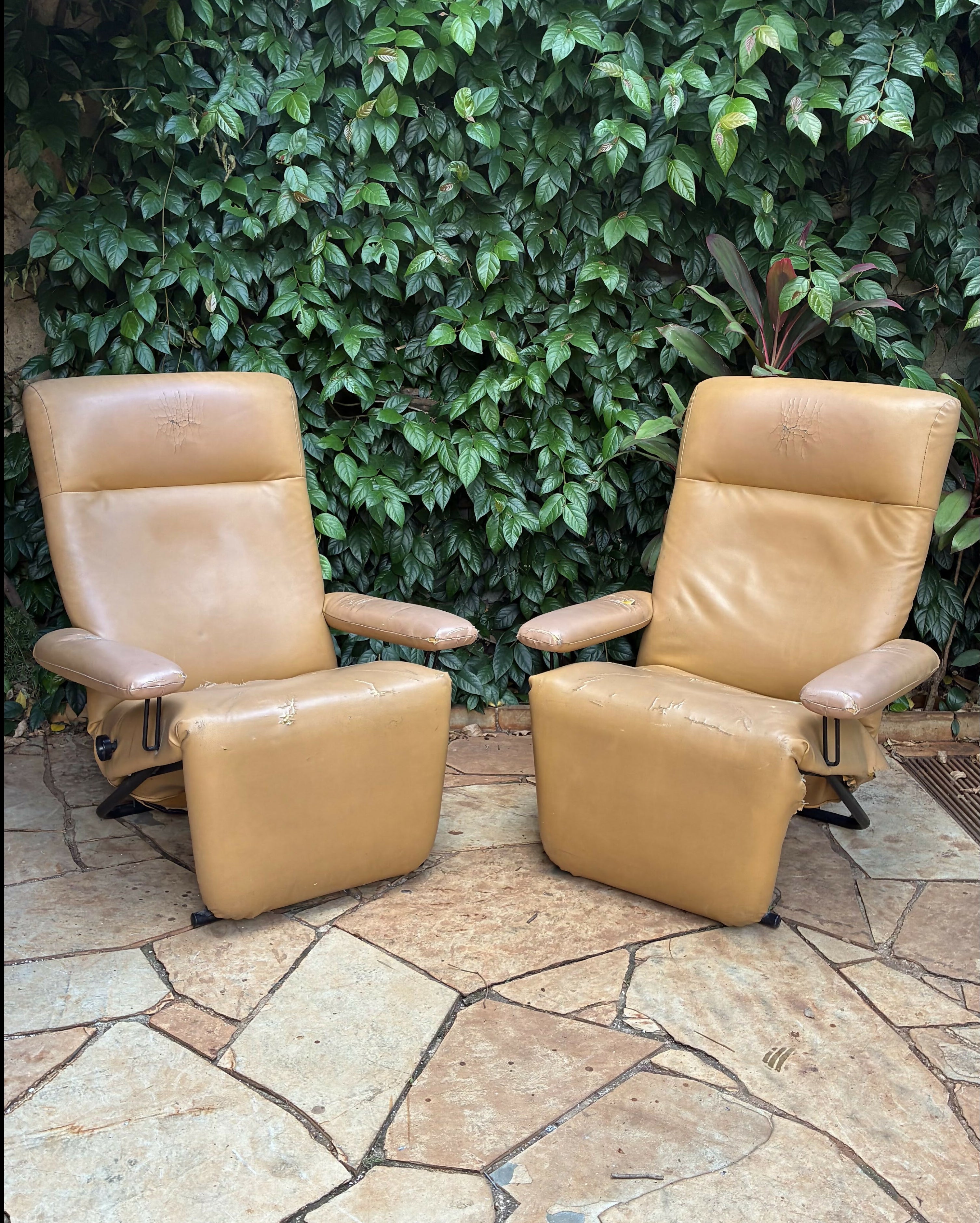 PAR DE POLTRONAS LAFER em couro natural bege