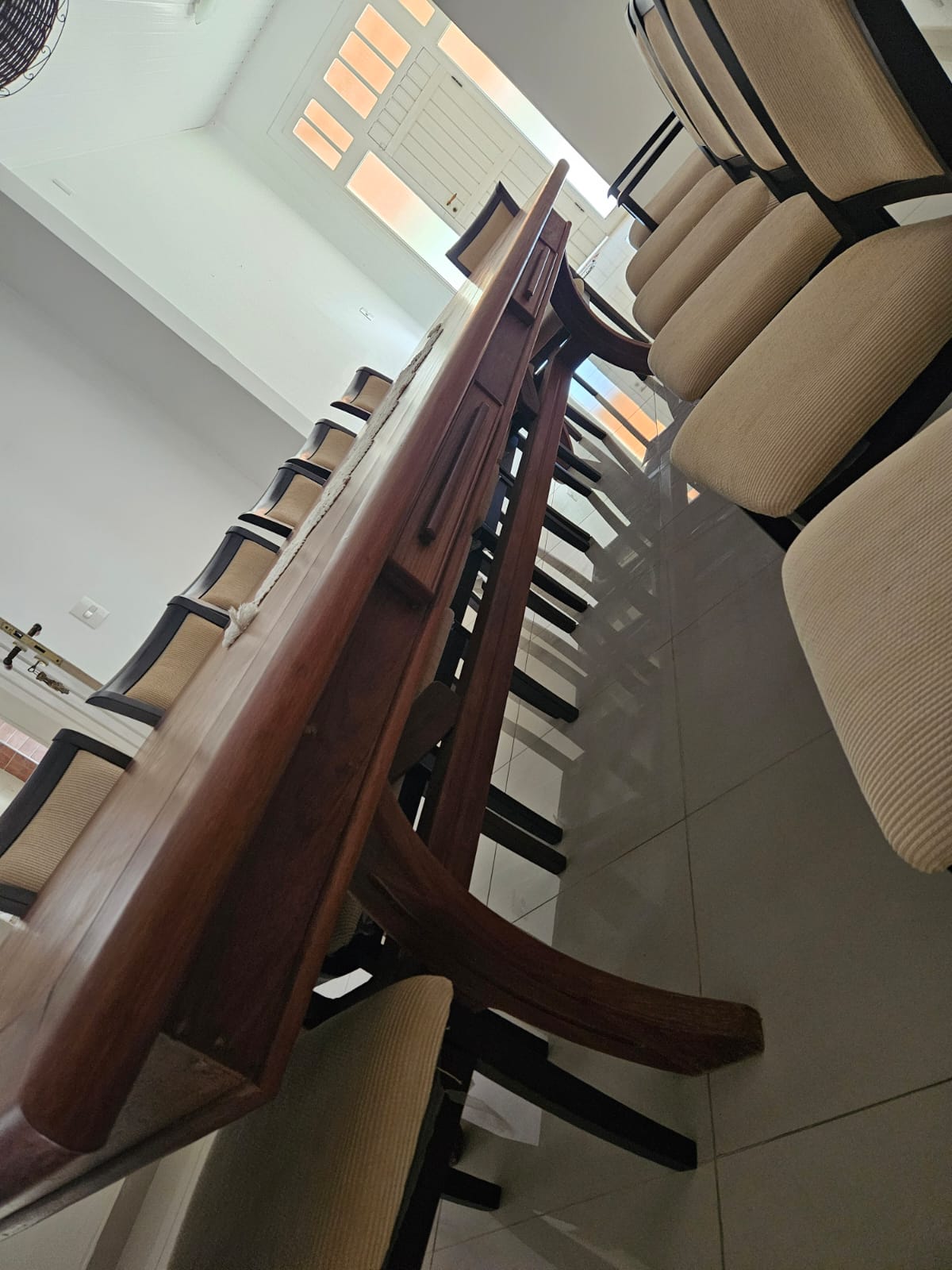 GRANDE MESA DE MADEIRA IMPONENTE E ELEGANTE COM CADEIRAS - 14 LUGARES COMPLETA