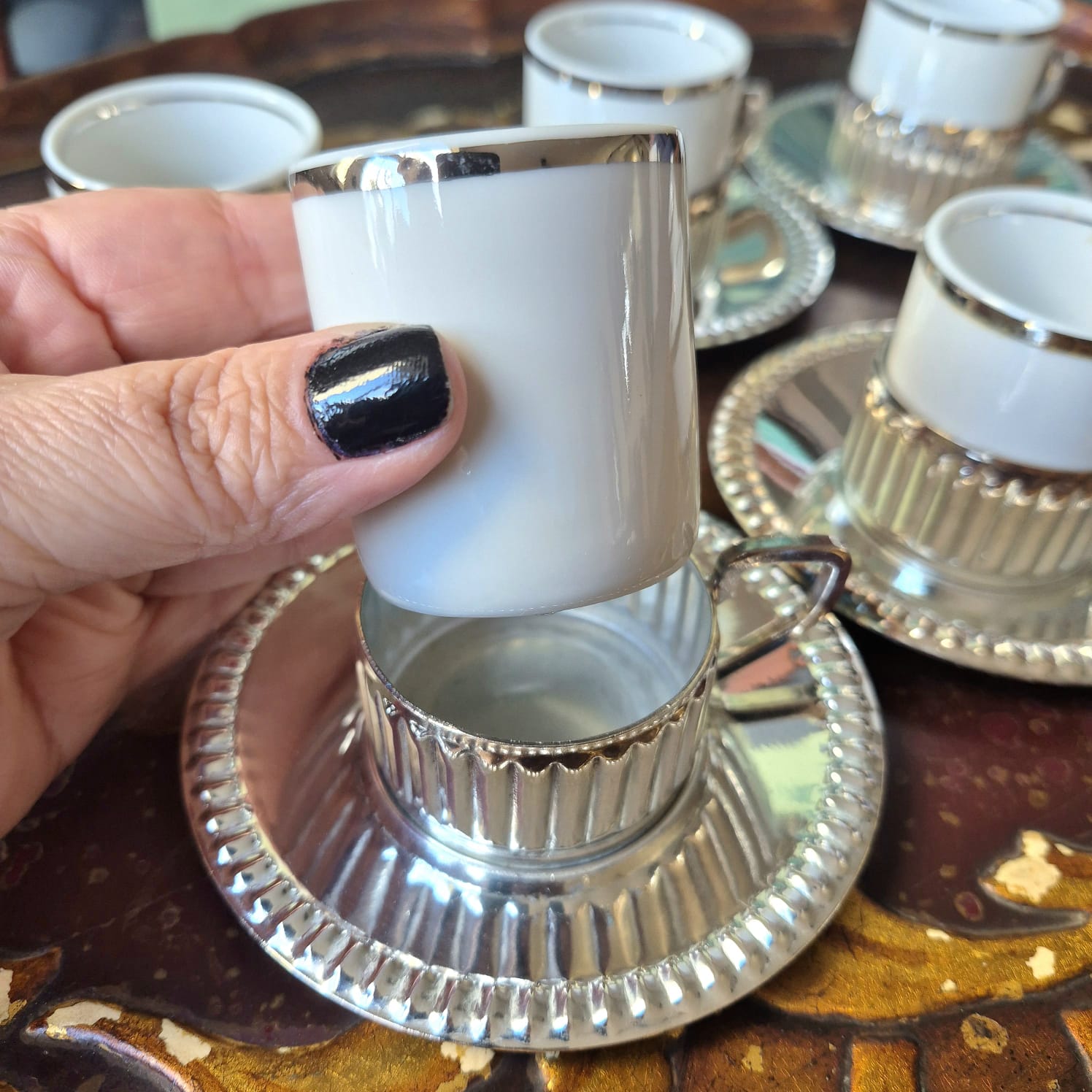 Conjunto de xícaras para café,  vintage, em porcelana branca com friso prateado, suporte e pires plissados em metal espessurado à prata 90. Em perfeito estado!