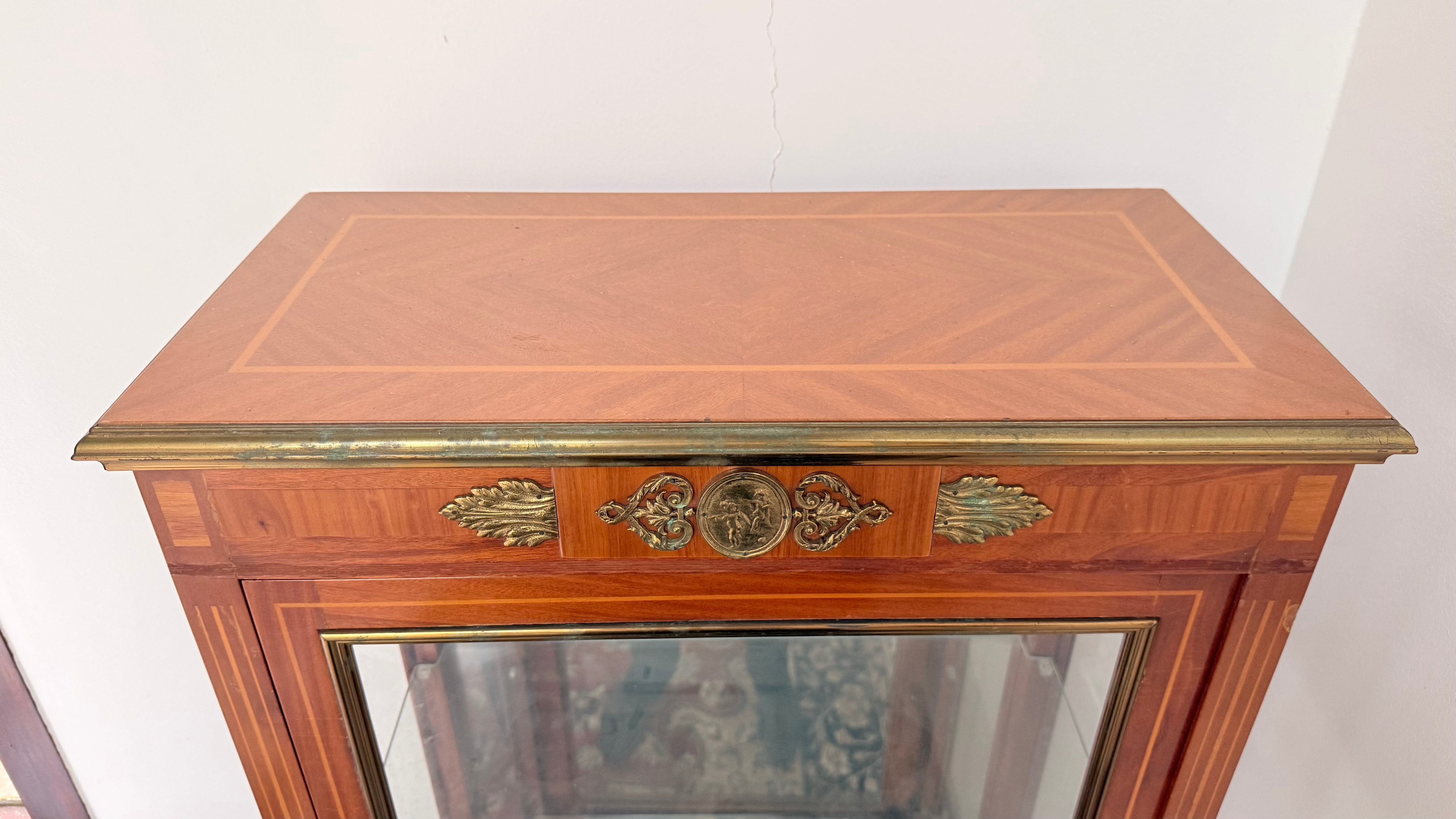 Cristaleira Vitrine Antiga Francesa estilo Napoleão III Marchetada com detalhes em Bronze