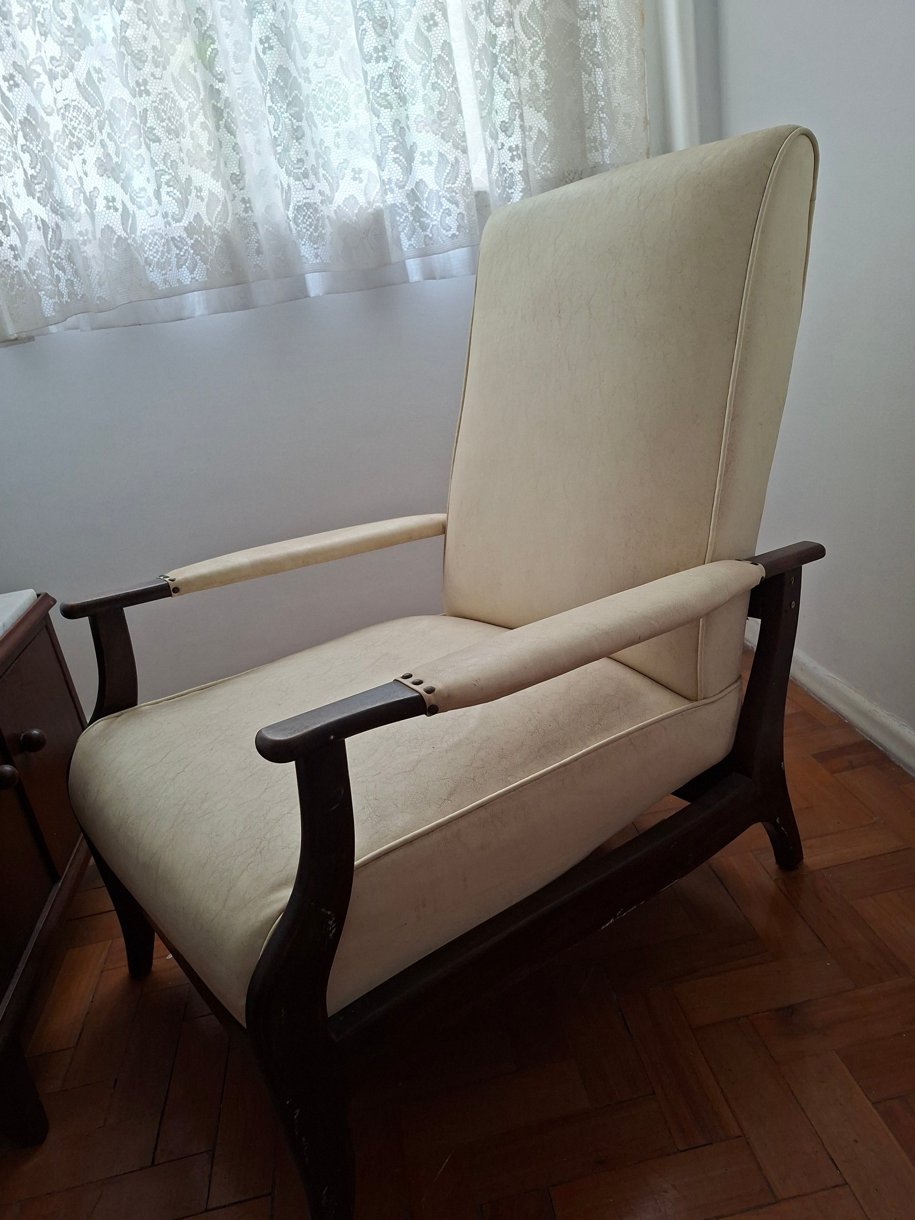 Poltrona do Papai em madeira e estofado claro vintage 