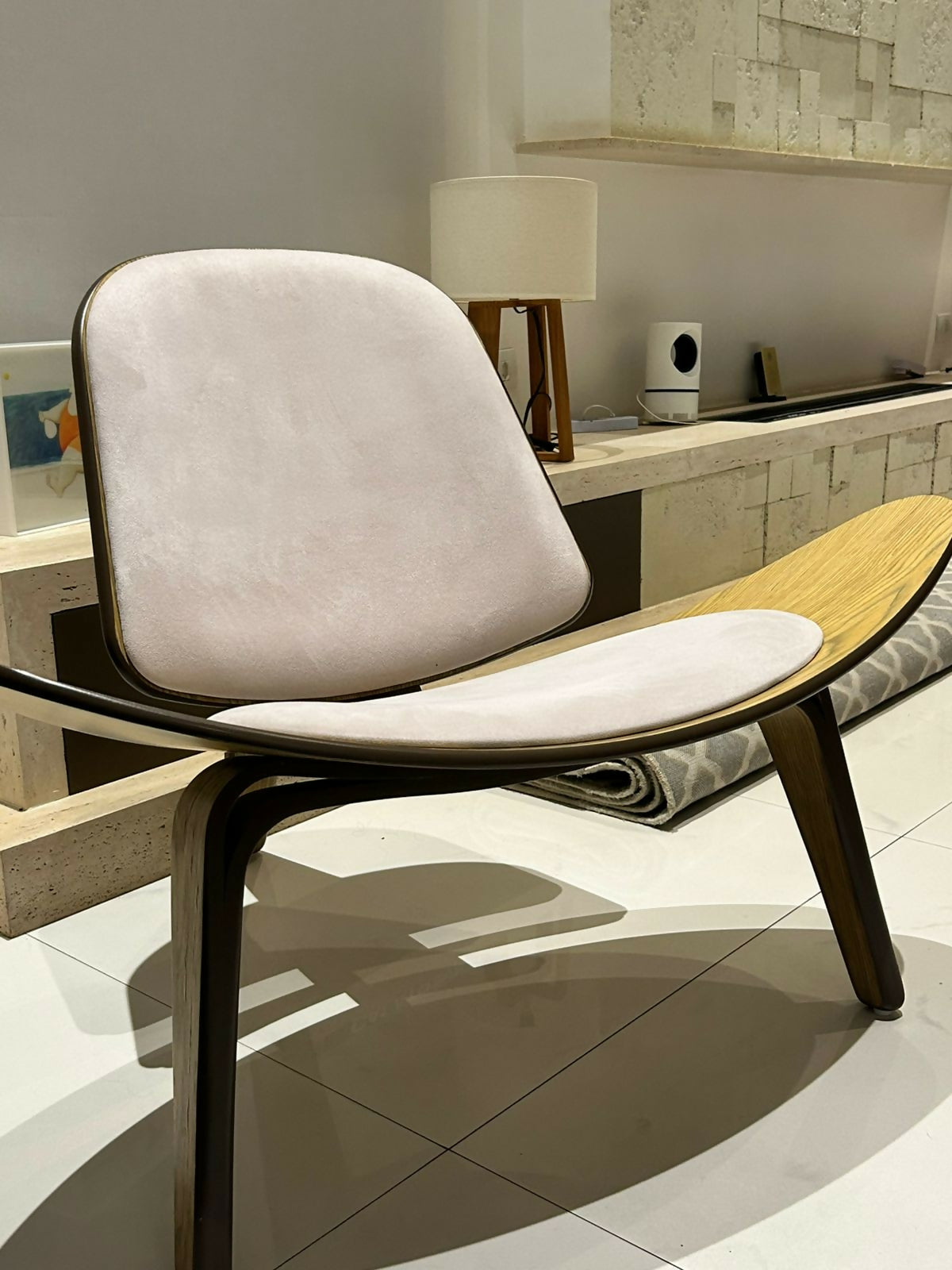 Poltrona Shell em madeira e camurça clara