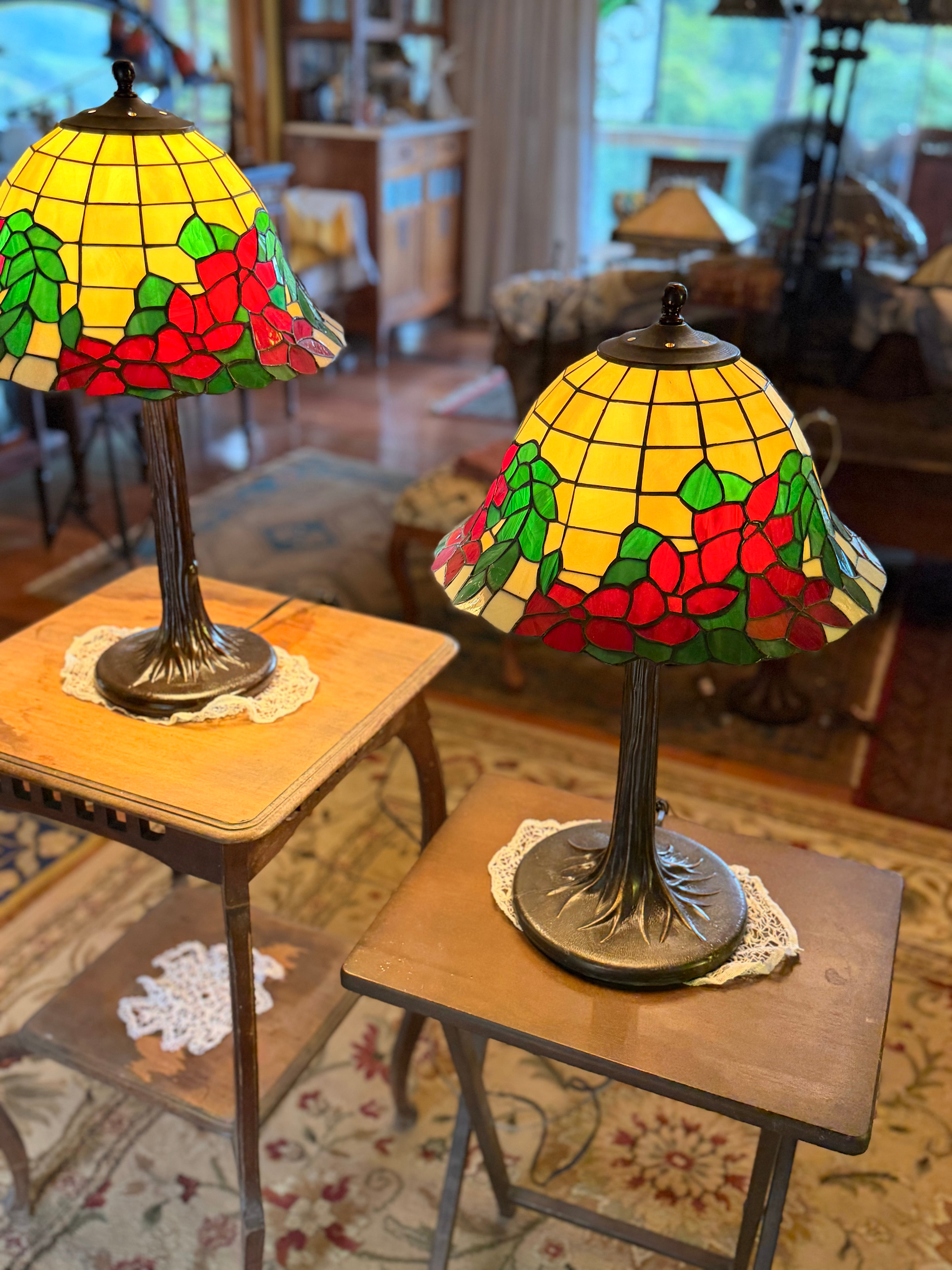 Abajur Luminária grande Tiffany com flores vermelhas