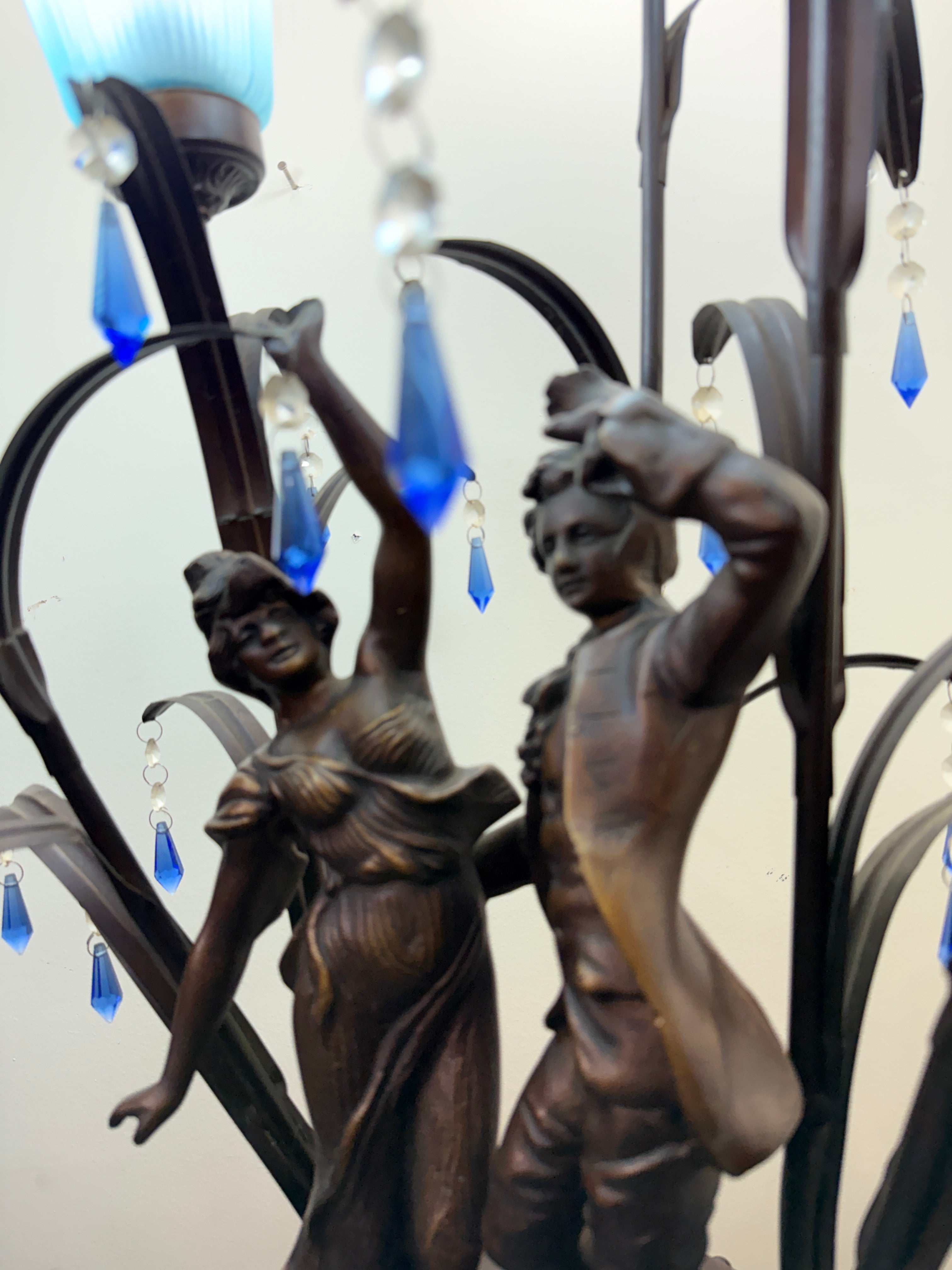 Belissima Luminaria em Petit Bronze com escultura representando casal na chuva com cúpulas azuis e pingentes de cristal