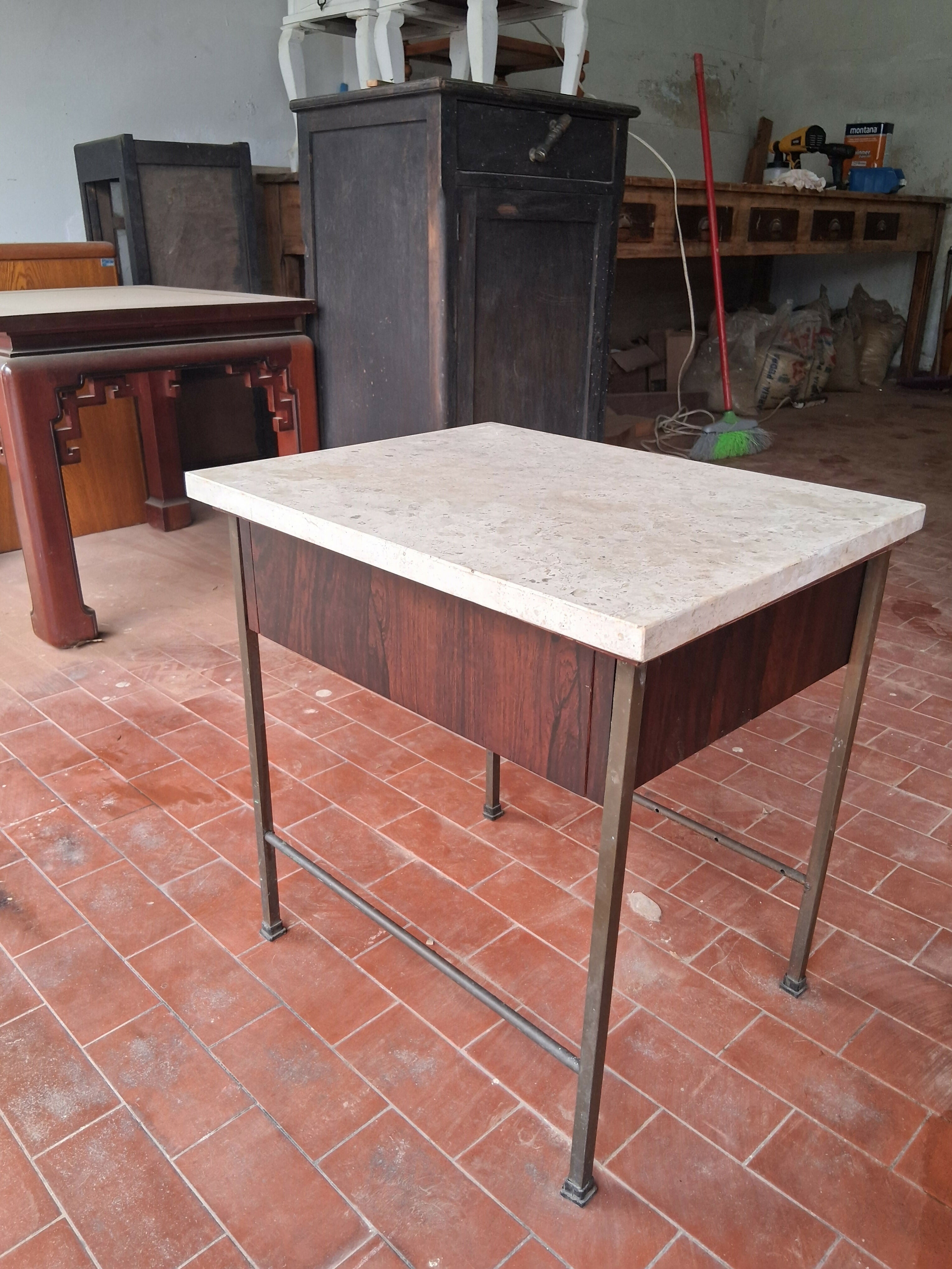 Mesa Lateral folheada em Jacarandá com tampo de mármore