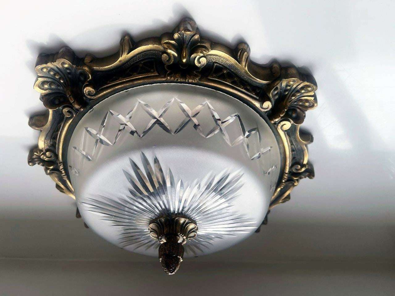 Lustre de teto de bronze e vidro decorado