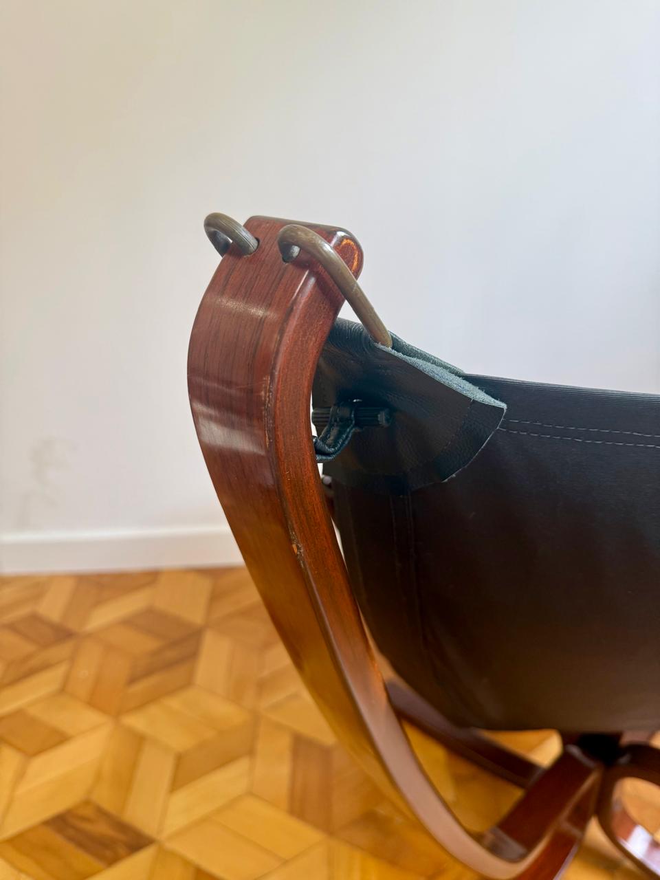 Poltrona Falcon - Sirgud Ressell em couro natural preto 
