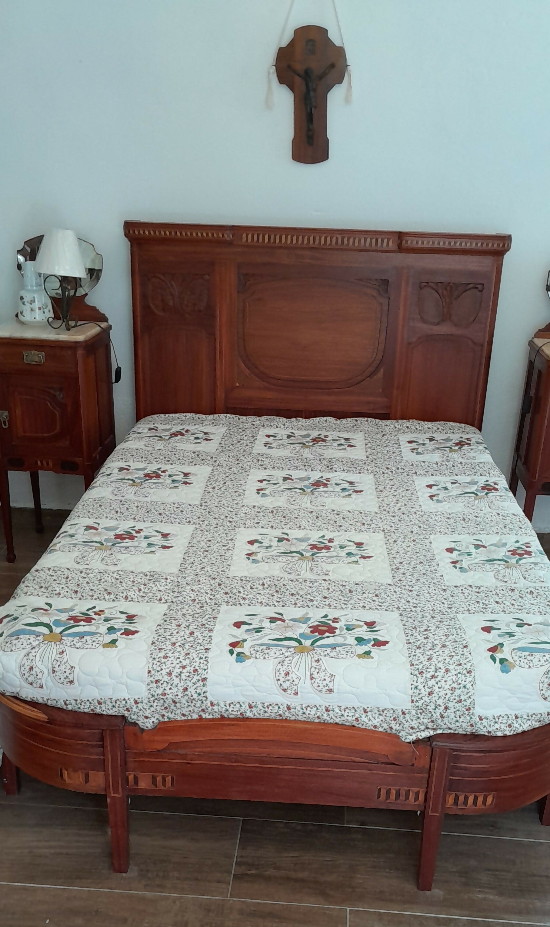 Cama de casal centenária em Marchetaria (restaurada)
