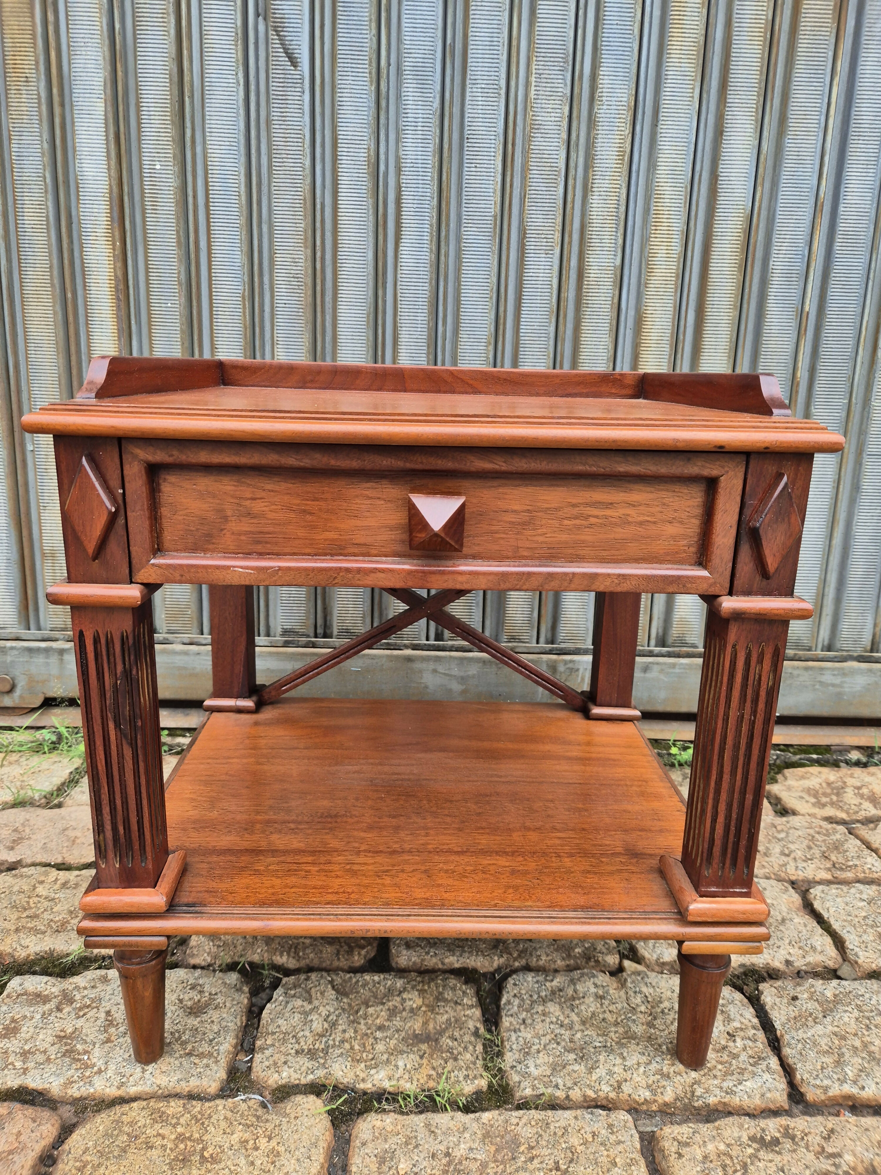 Mesa de cabeceira estilo Inglês