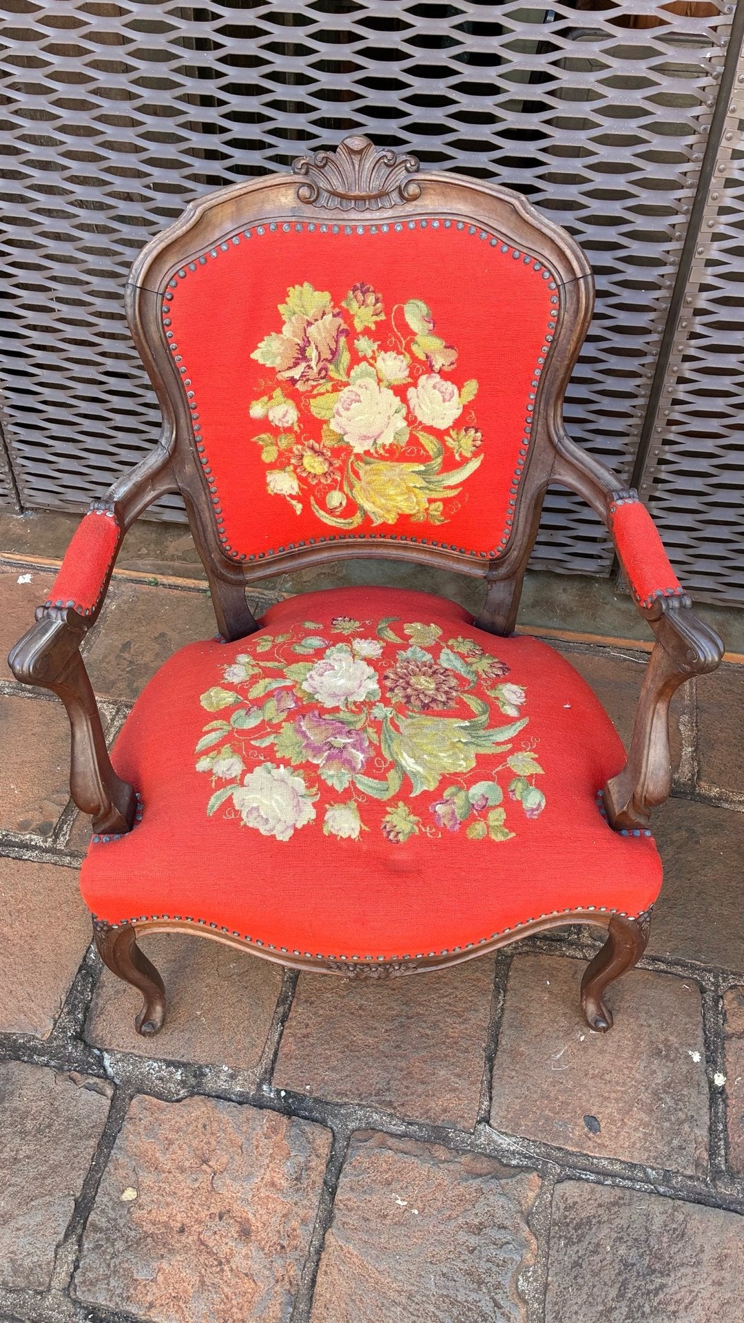 Par de Poltronas Luís XV com Tapeçaria em Petit Point
