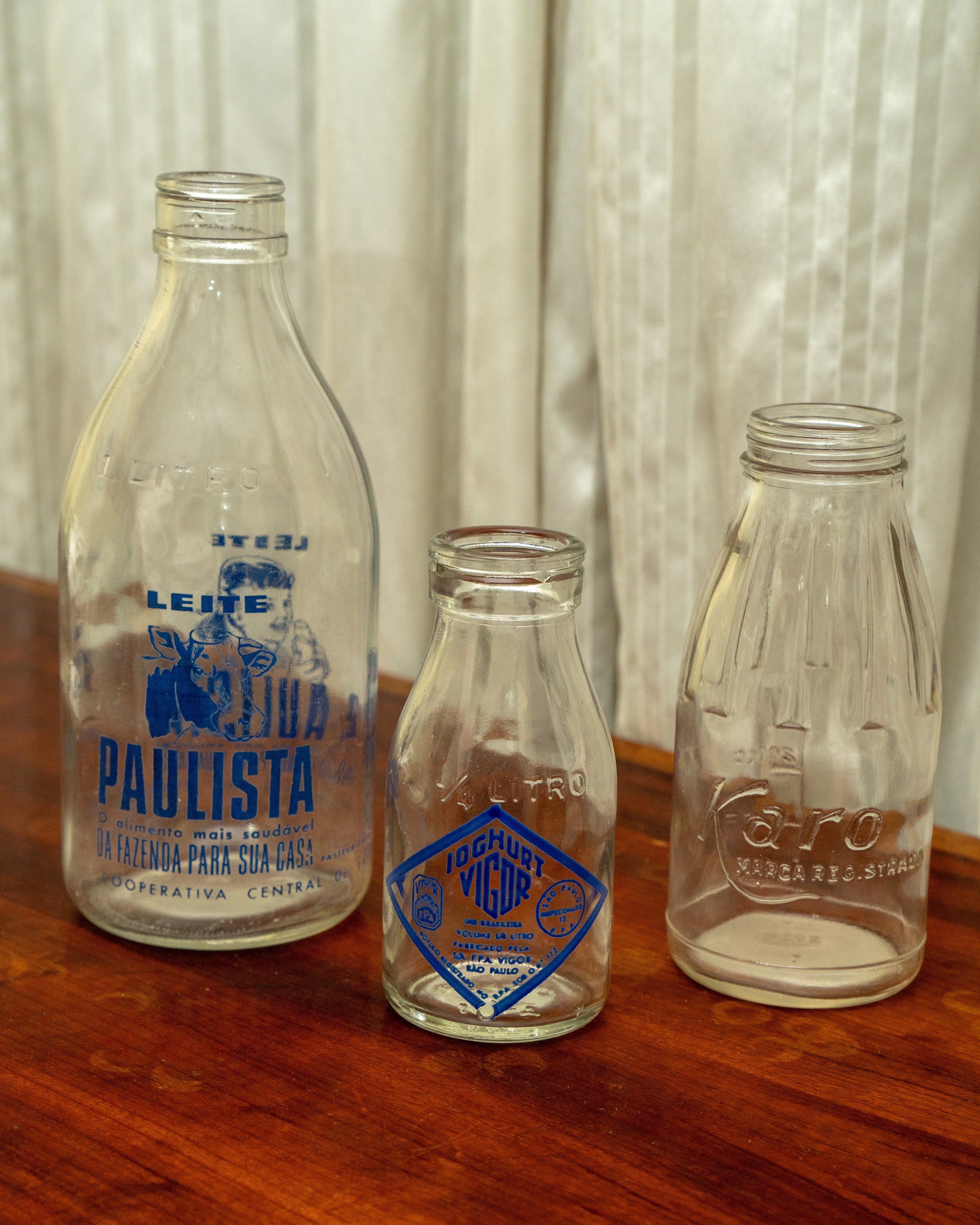 Trio de garrafas de leite vintage com rótulo impresso em azul 