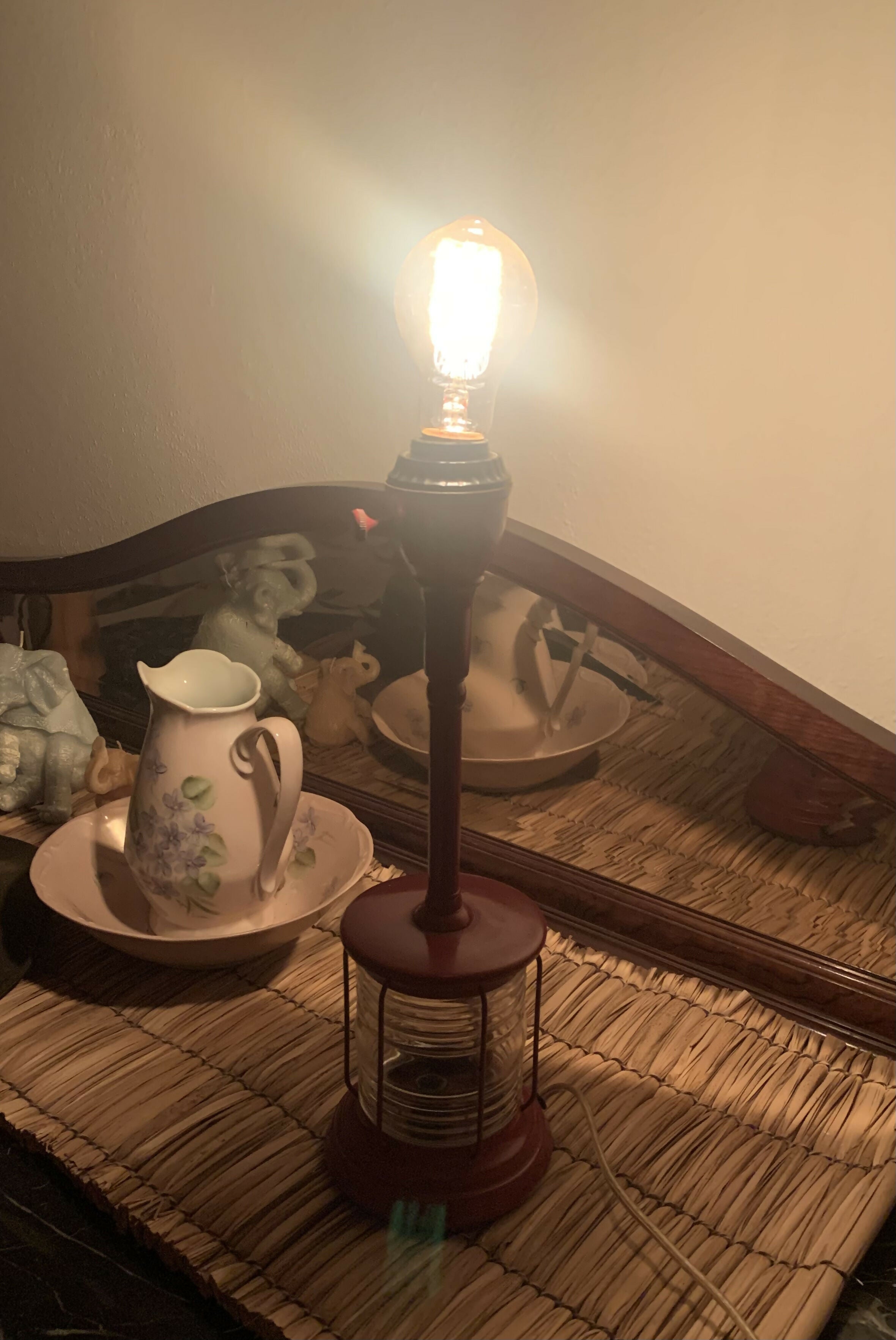 Abajur antigo com farol de barco
