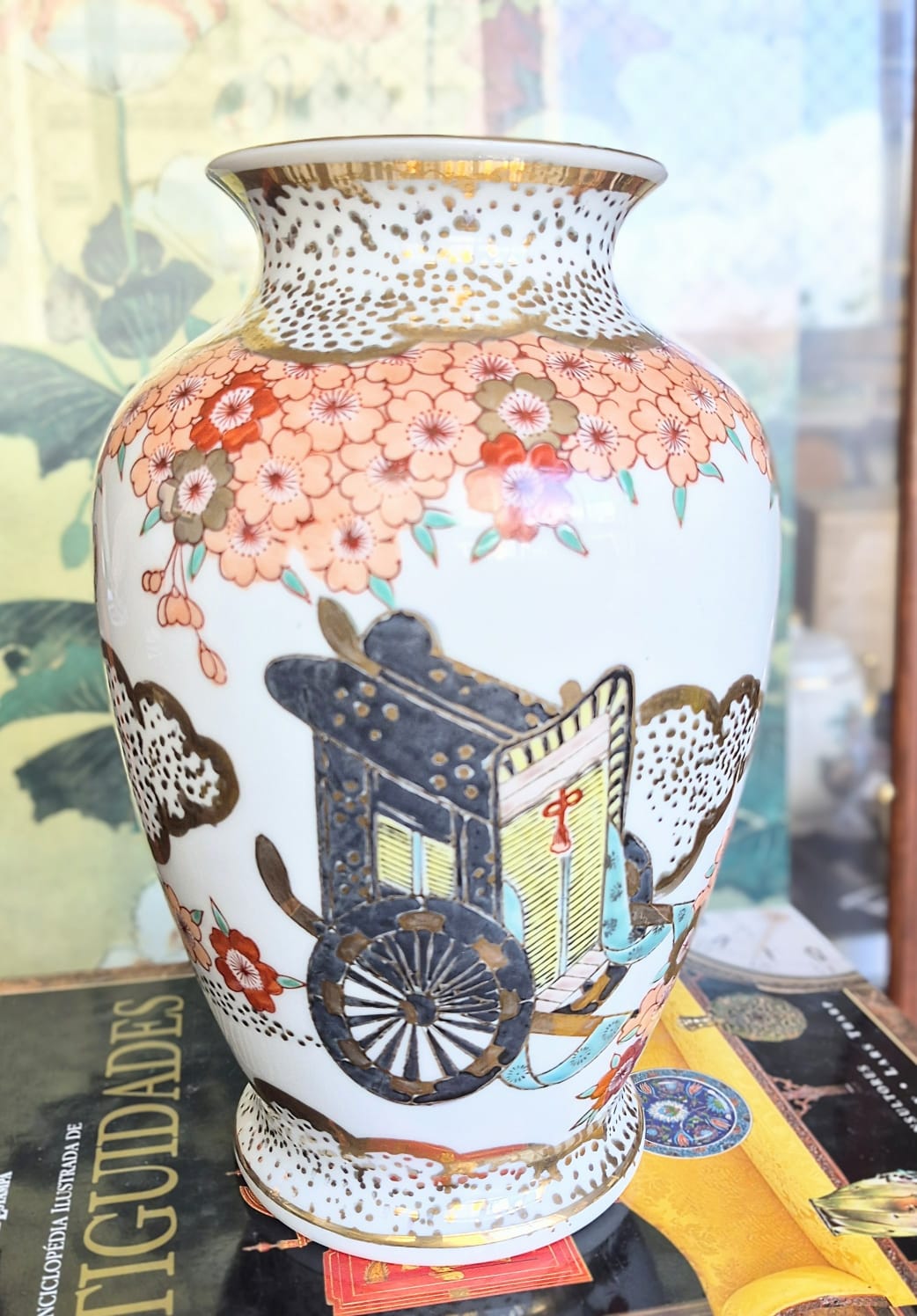  Vaso em porcelana japonesa vintage Arita Imari com a maravilhosa decoração clássica de carruagem (gosho guruma) e flores de cerejeira.  Impecável e de parar o trânsito.