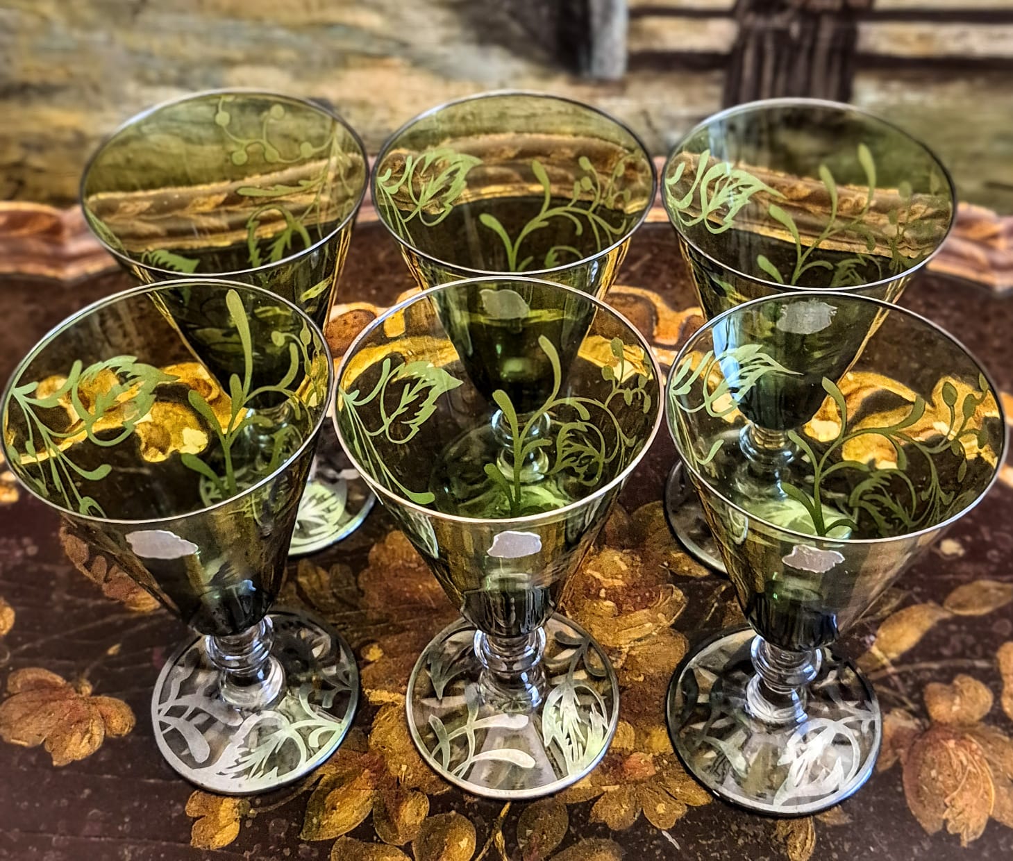 Jogo com 6 tacas de vinho incríveis em cristal verde espanhol Cristaleria Alba, anos 50. As taças são inteiras ornadas em prata de lei.