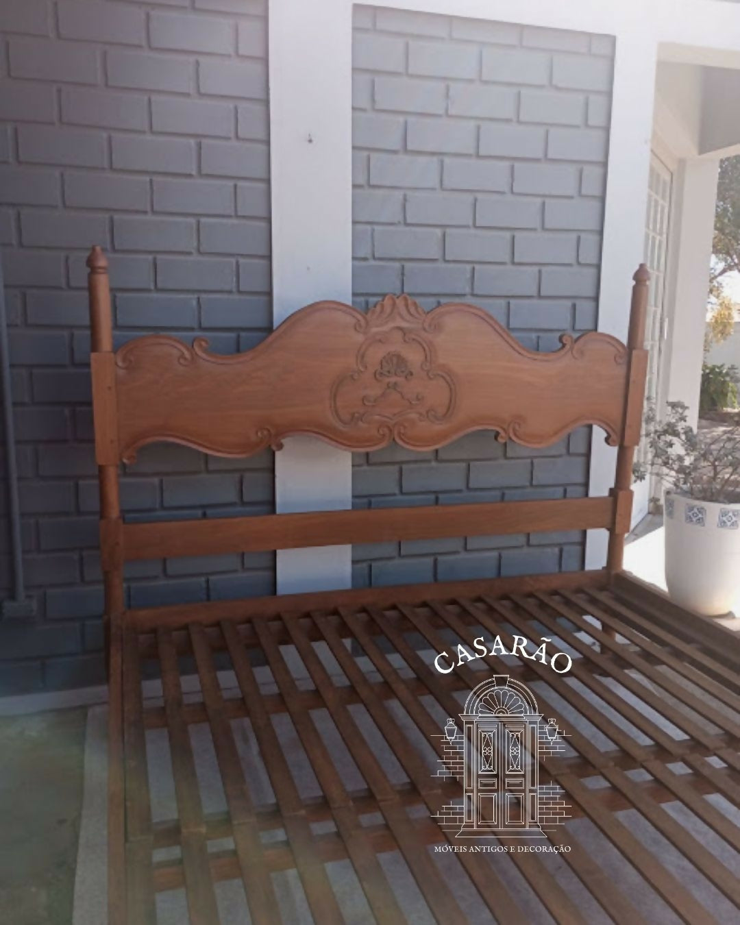 Cama Queen em madeira maciça