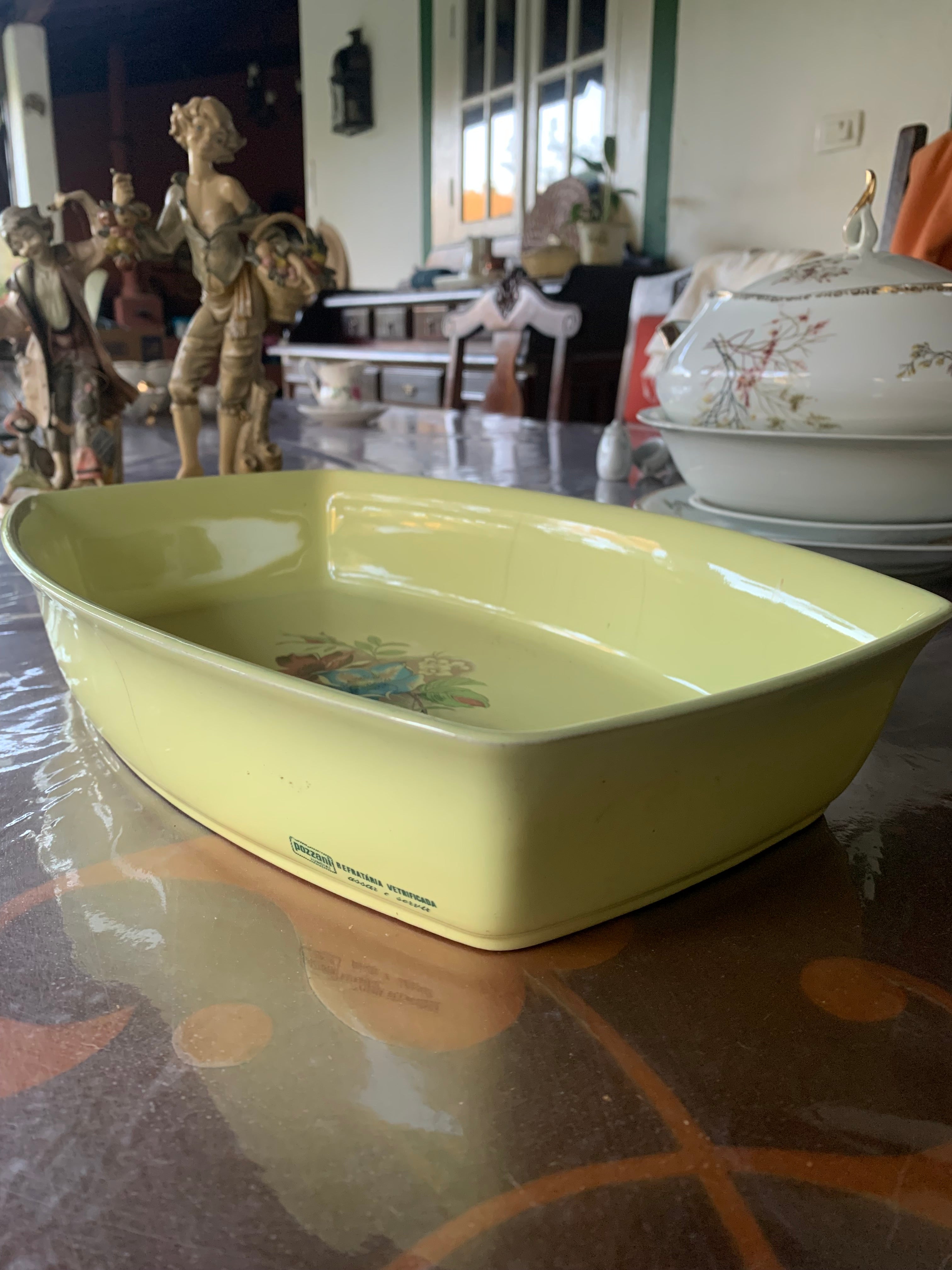 Grande e antigo refratário amarelo Pozzani com lindo desenho de flores