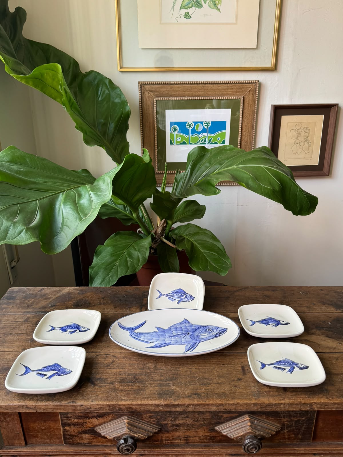 Conjunto de Pratos em Faiança com pintura manual de Peixes em azul 