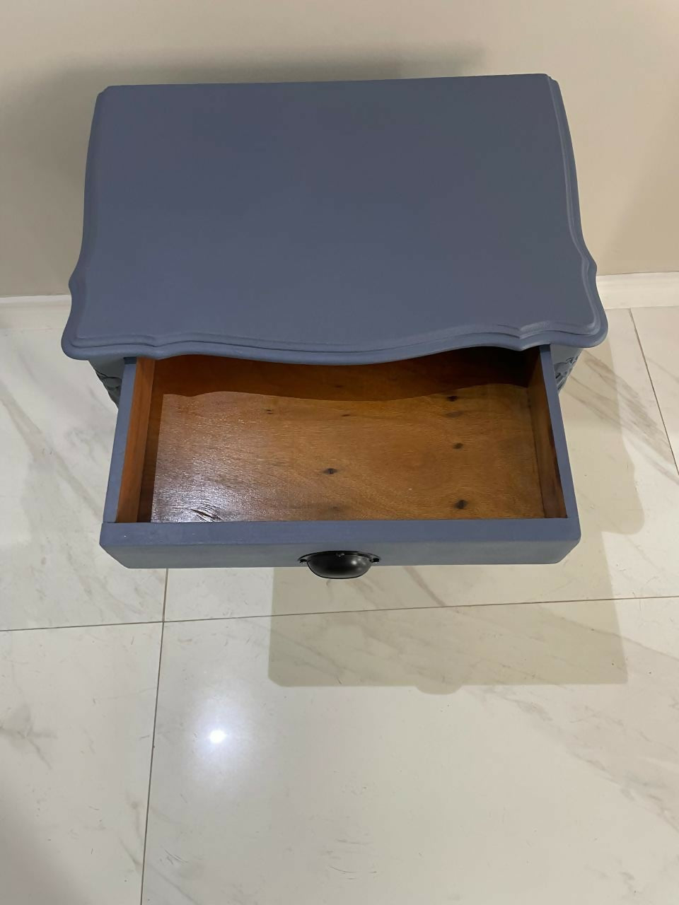 Mesa de cabeceira em madeira na cor azul, chippendale.