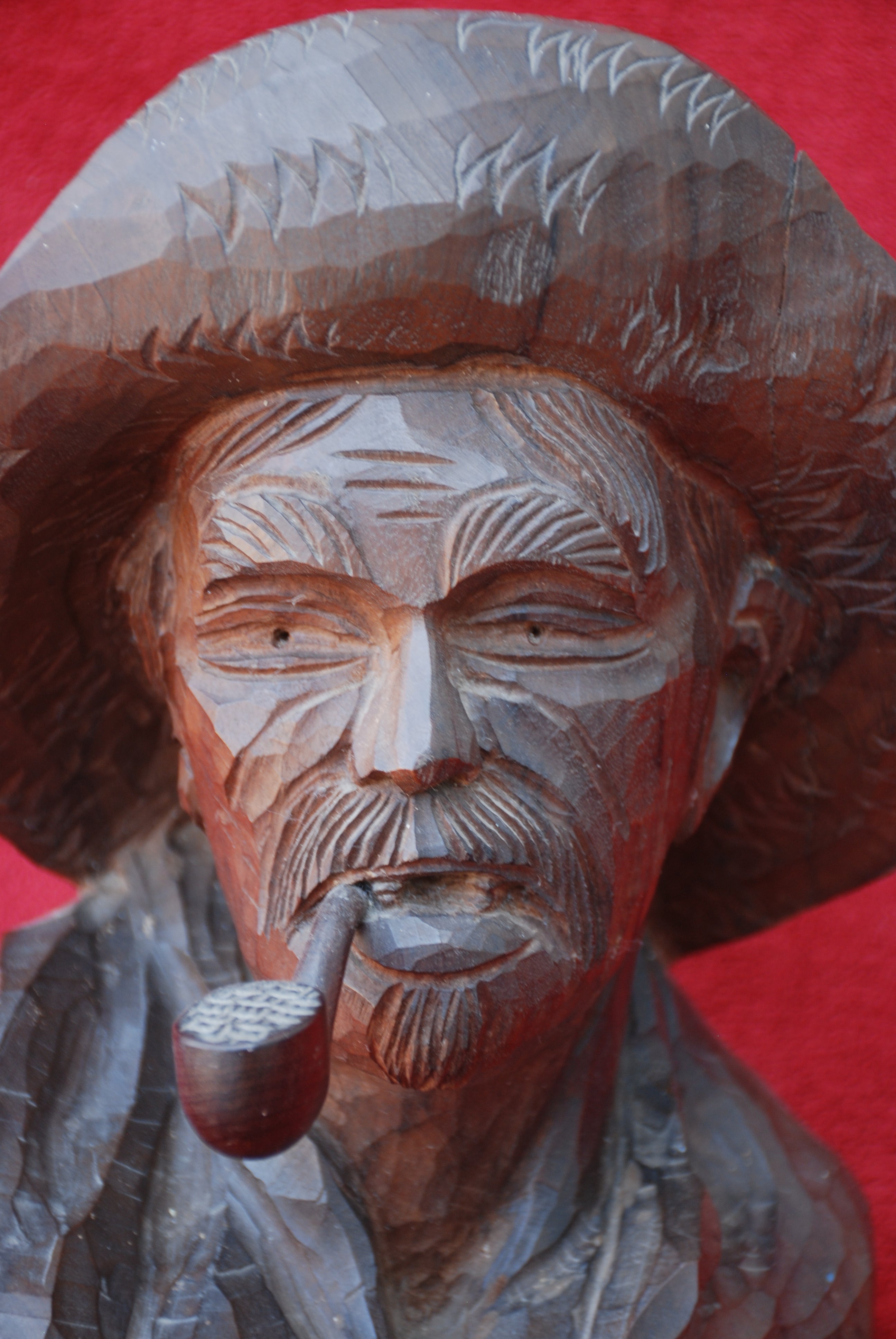 Busto de homem com cachimbo entalhado em madeira nobre . anos 60