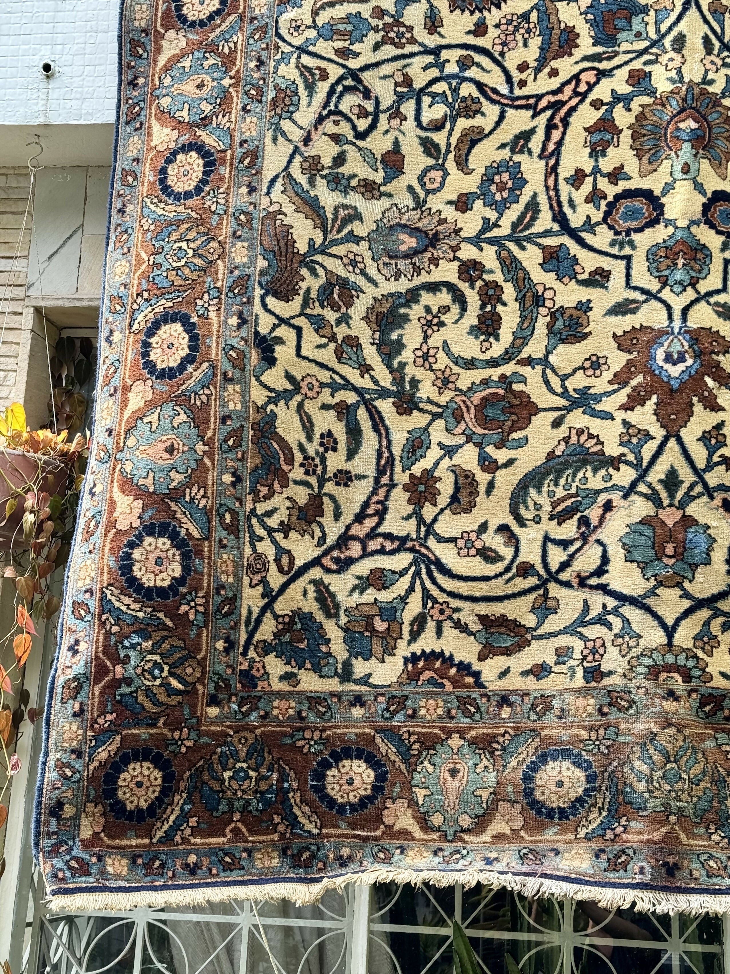 Antigo Tapete Oriental Isfahan em seda e lã