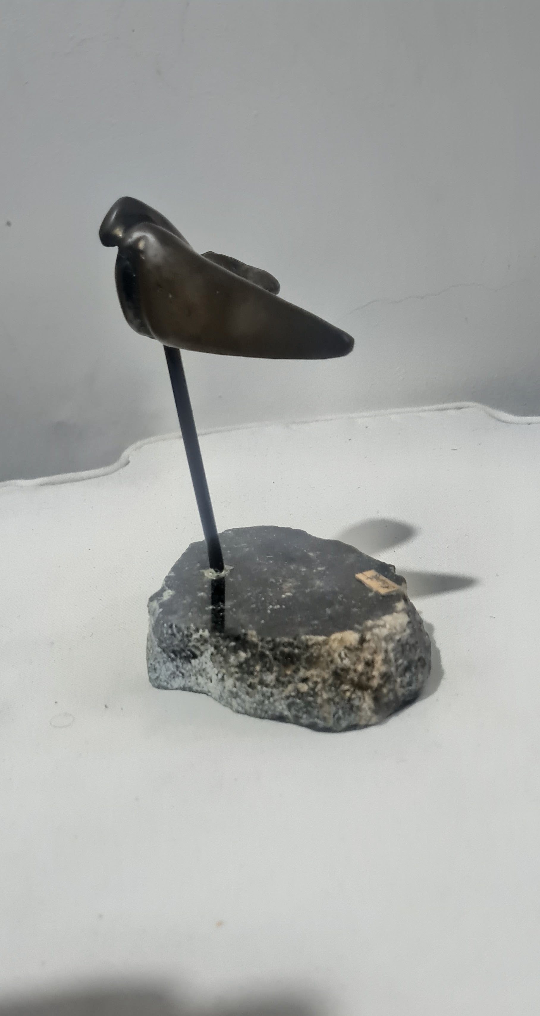 Escultura Modernista em Bronze sobre Granito Bruto – Assinada Biba Mattos (16 cm)