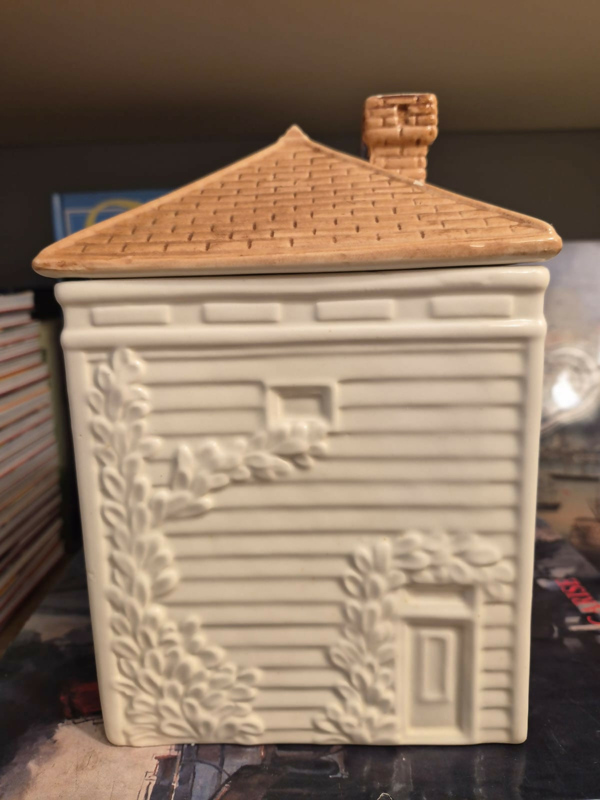Bicoiteira em cerâmica Weiss, anos 80, em formato de casinha para a coleção Avon Townhouse. Modelo Grande. Linda!