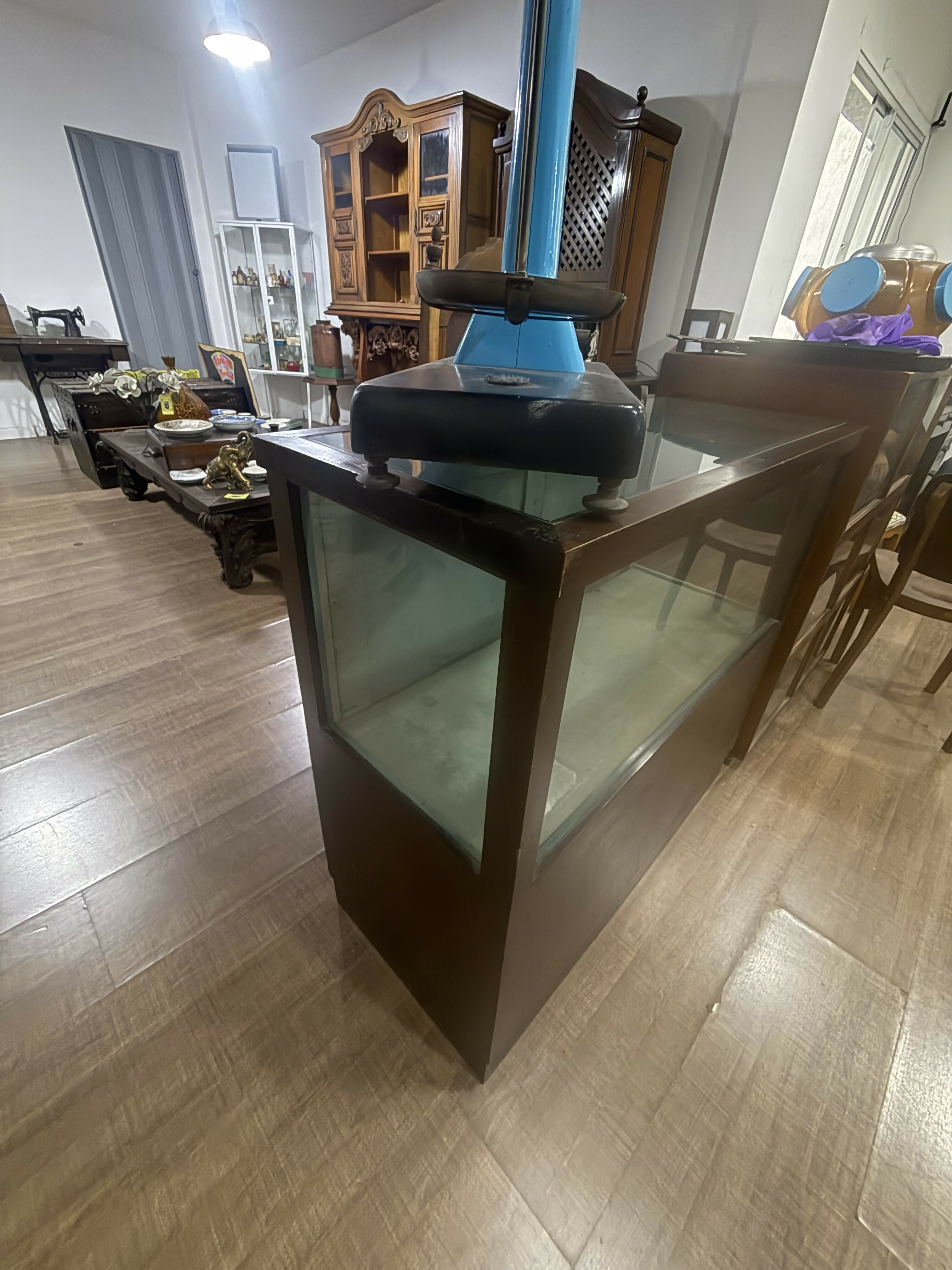 Balcão de Farmácia Antigo com Vitrine em Vidro – Original