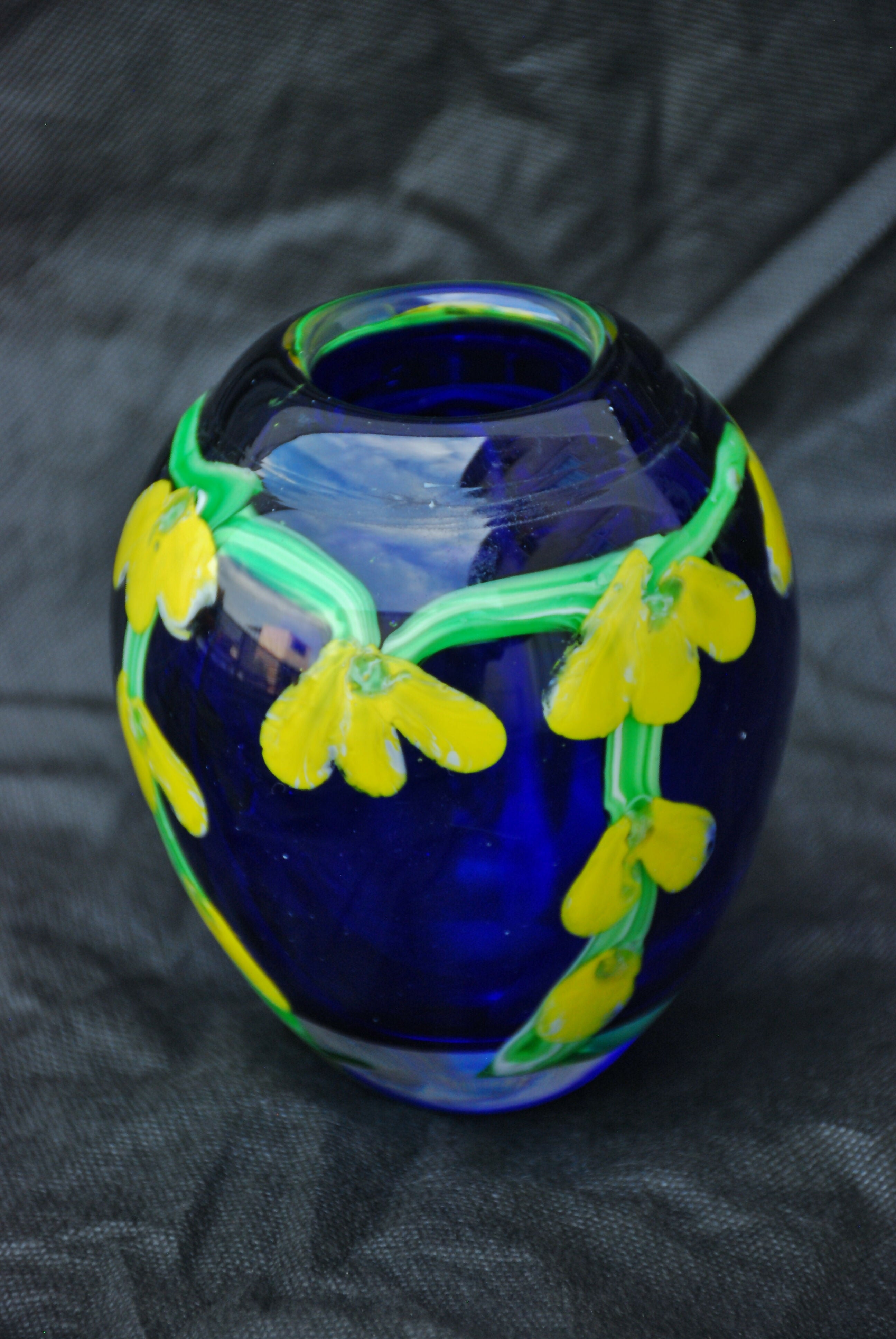 vaso de vidro Murano em formato ovo , vidro artístico soprado 13 x 12 . anos 70