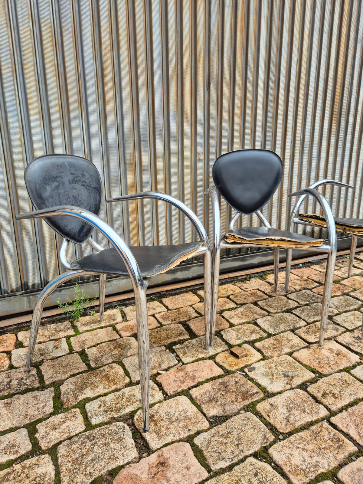 Cadeiras de Design Italiano com linhas curvas em metal tubular e assento preto 