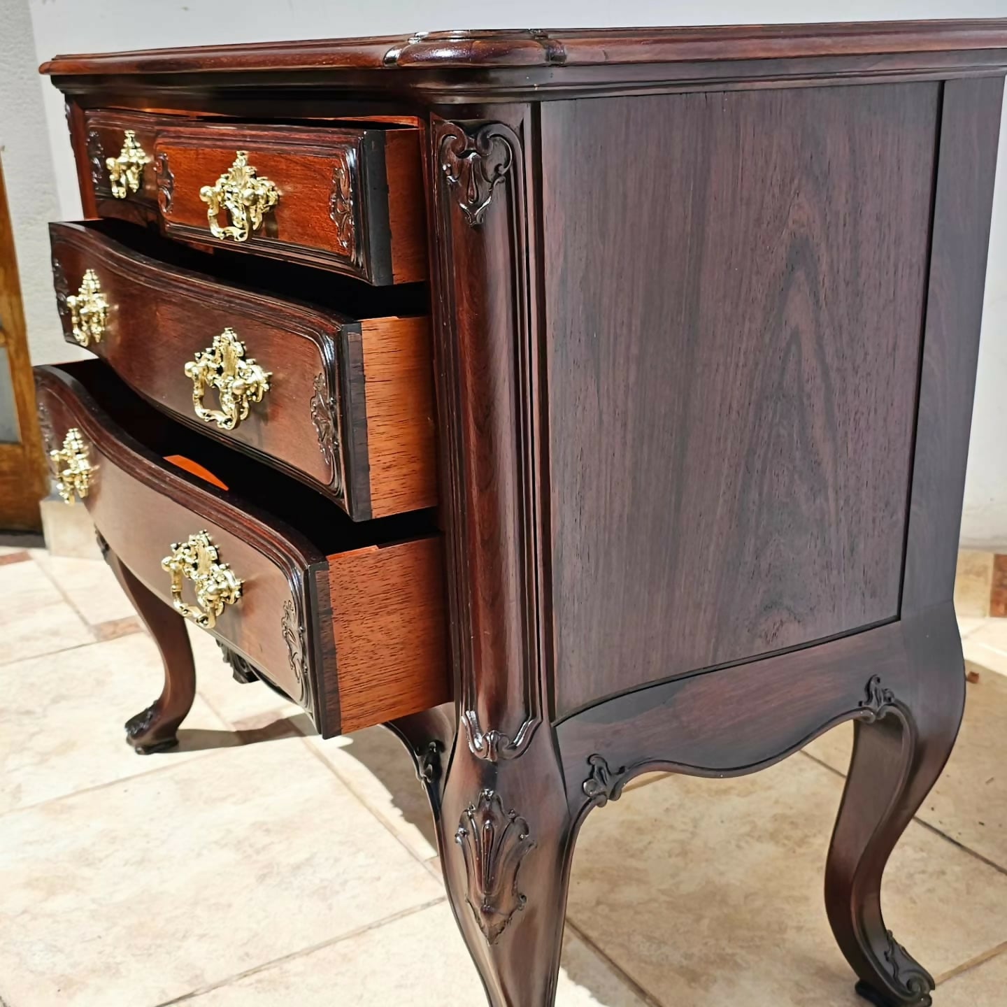 Antiga cômoda Dom José, jacarandá maciço, puxadores em bronze e selo original.