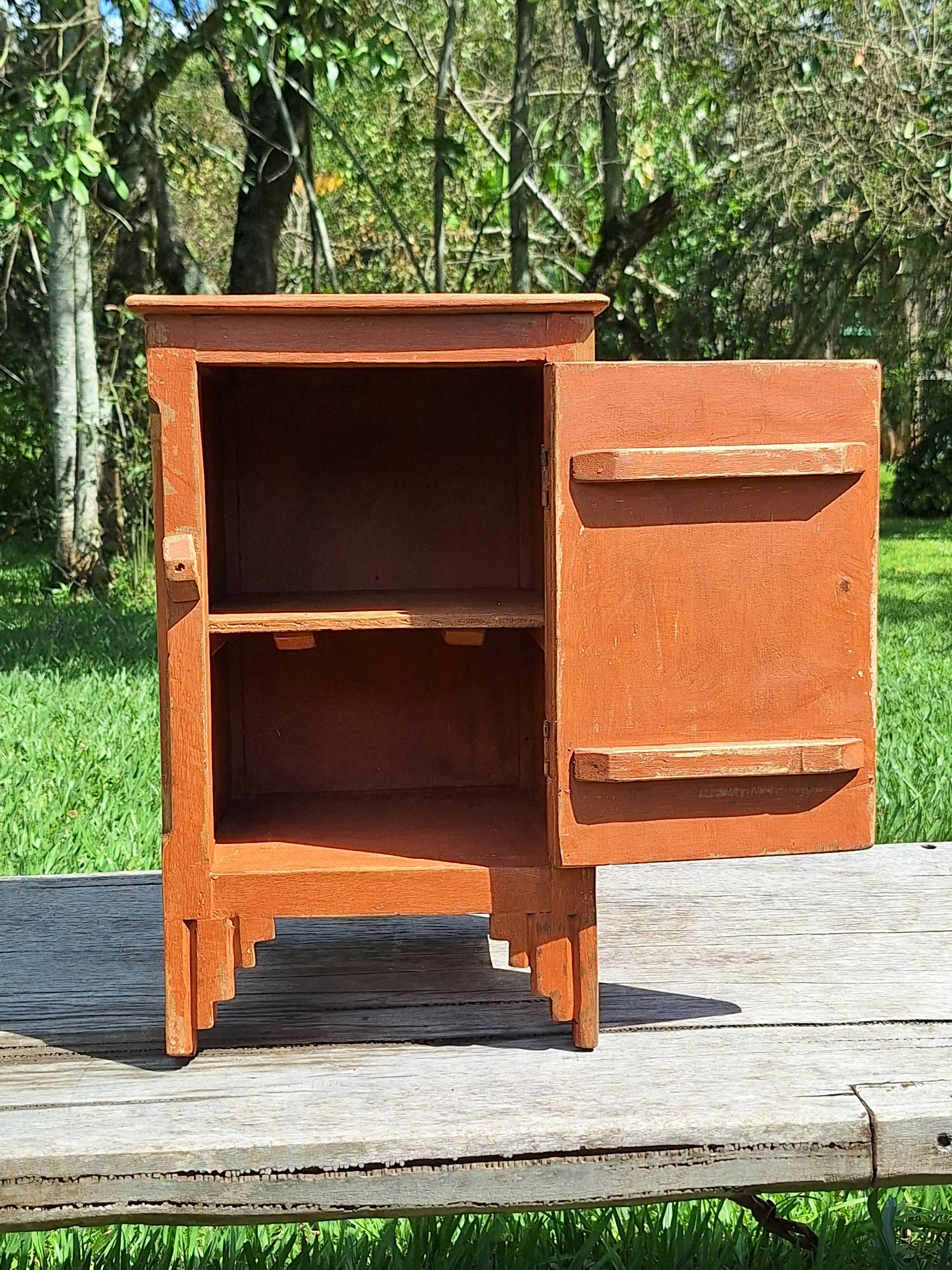 Mesinha de Cabeceira / Armarinho Tinta Gasta Marrom Madeira Maciça Garimpo Mineiro