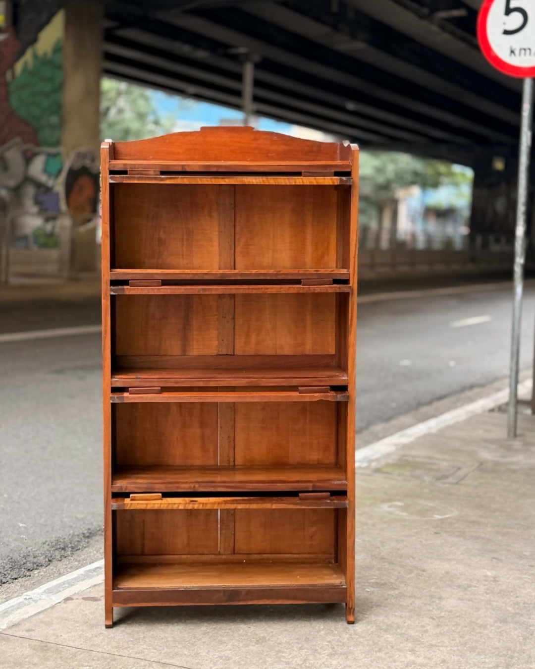 Livreiro com Portas Basculantes