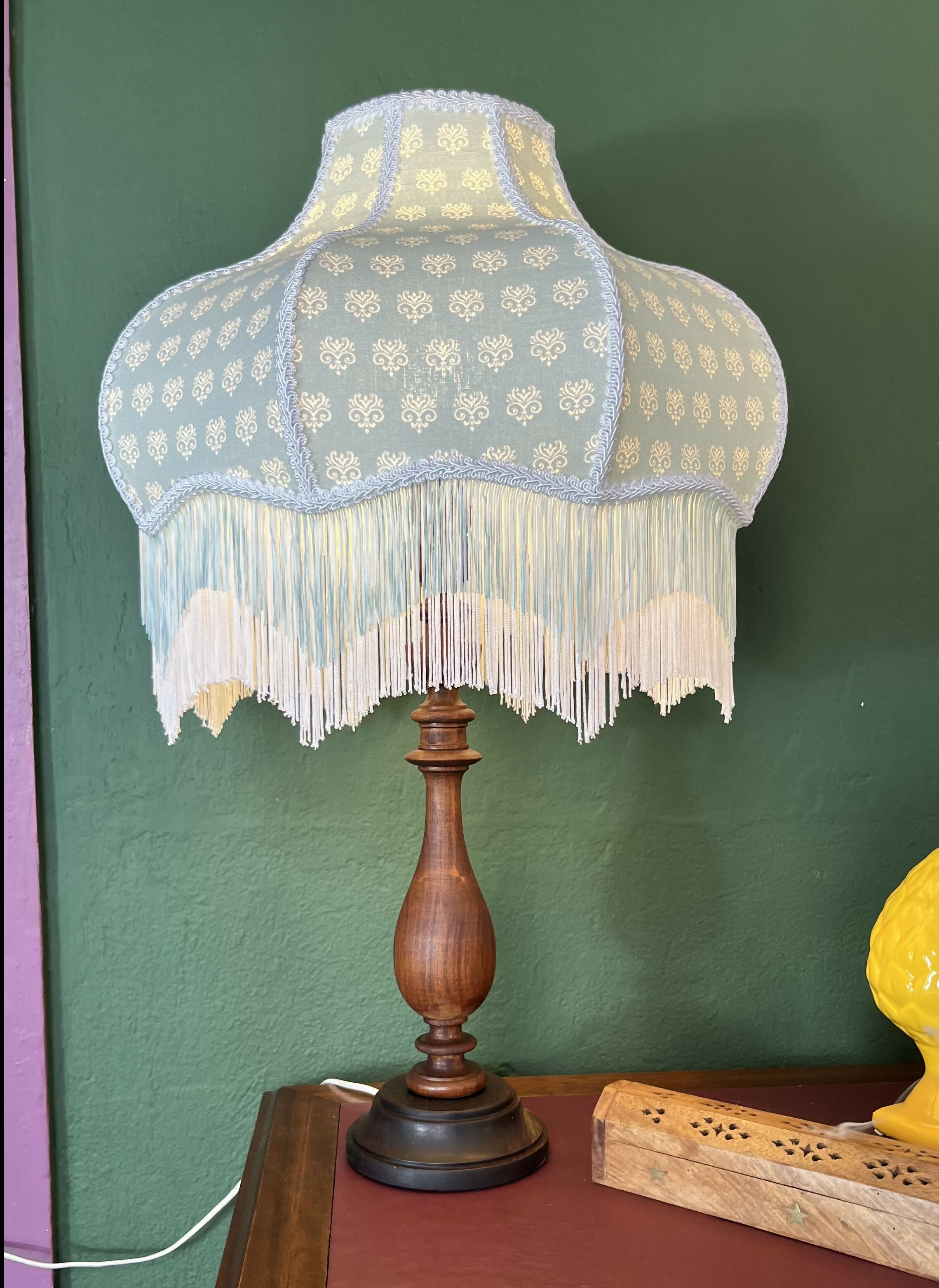 Abajur em madeira nobre Maciça com cúpula com franjas