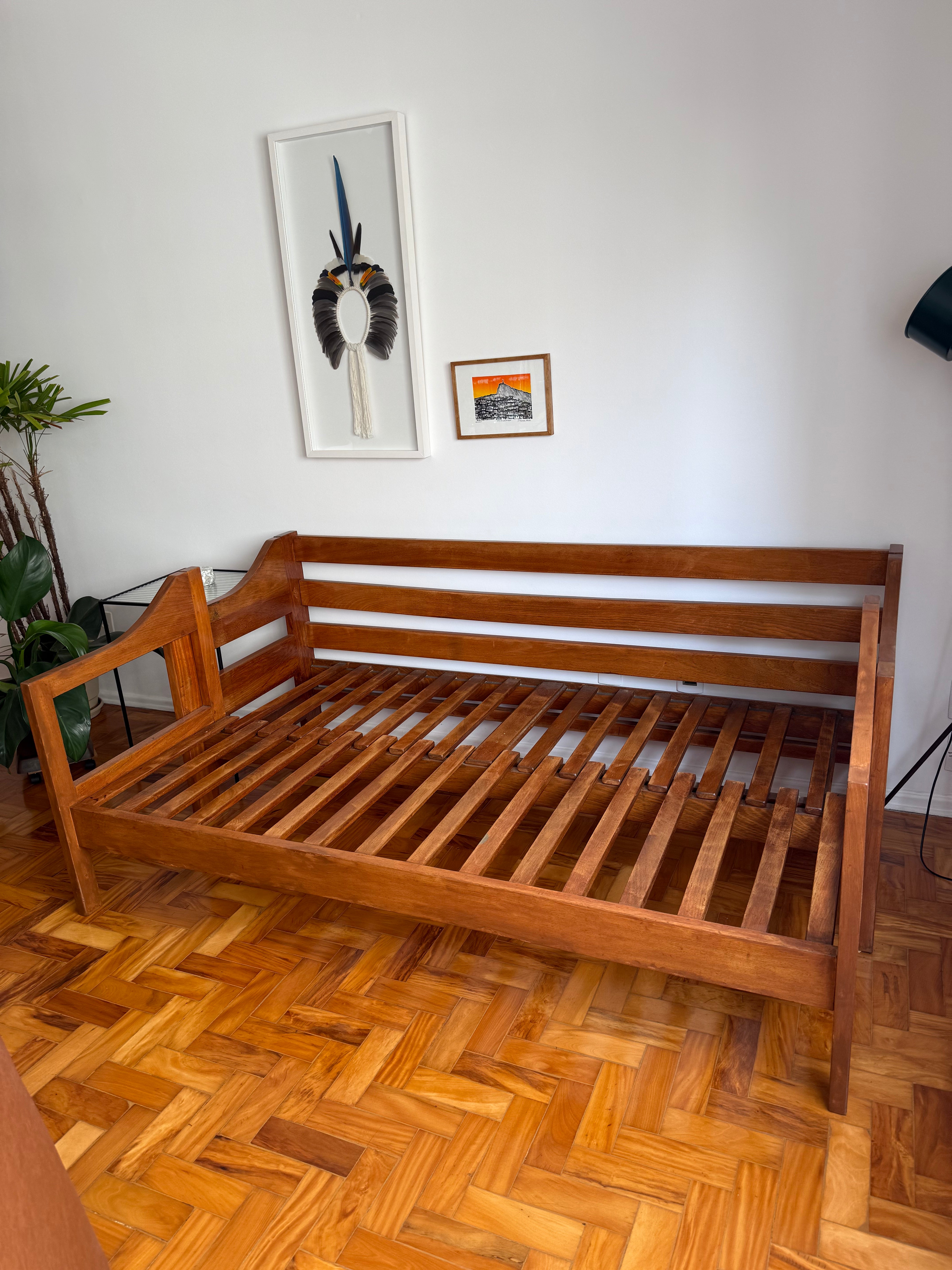 Sofá cama de madeira maciça estruturada, com estofado em couro marrom feito sob medida