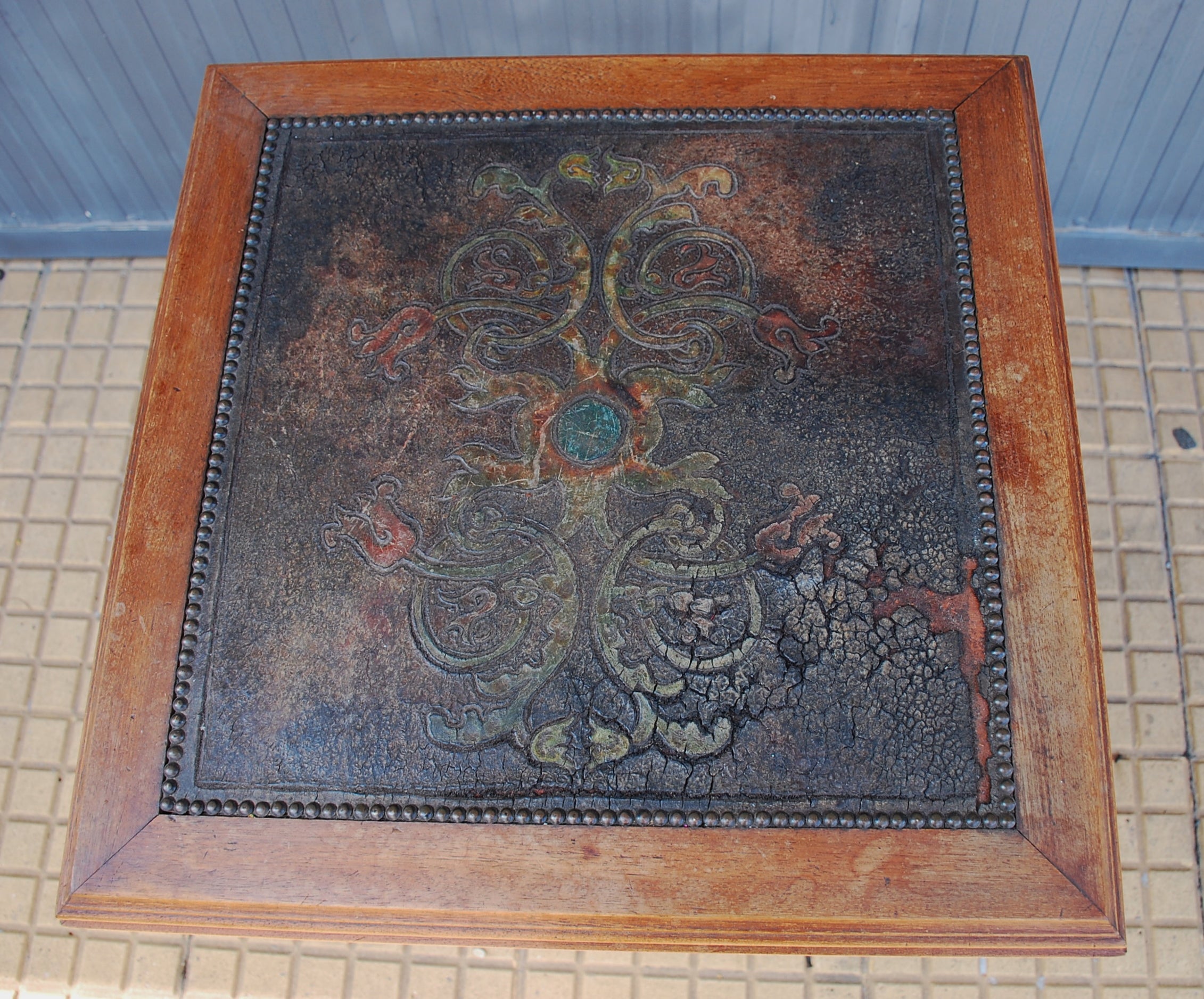 Mesa de centro quadrada vintage ANOS 50 em madeira maciça com tampo em couro.