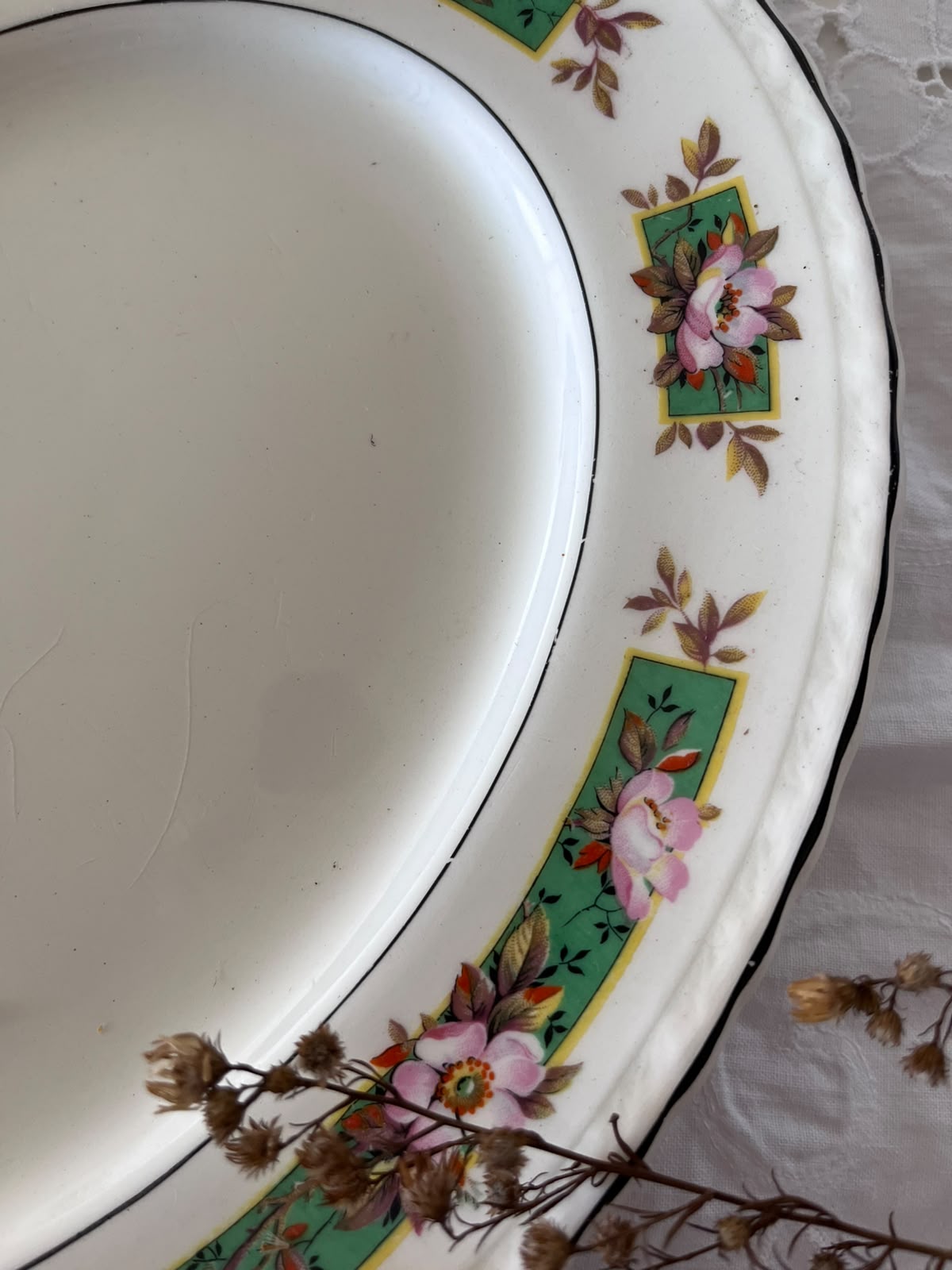 Travessa Oval Inglesa Myott – Relíquia Europeia com decoração floral rosa 