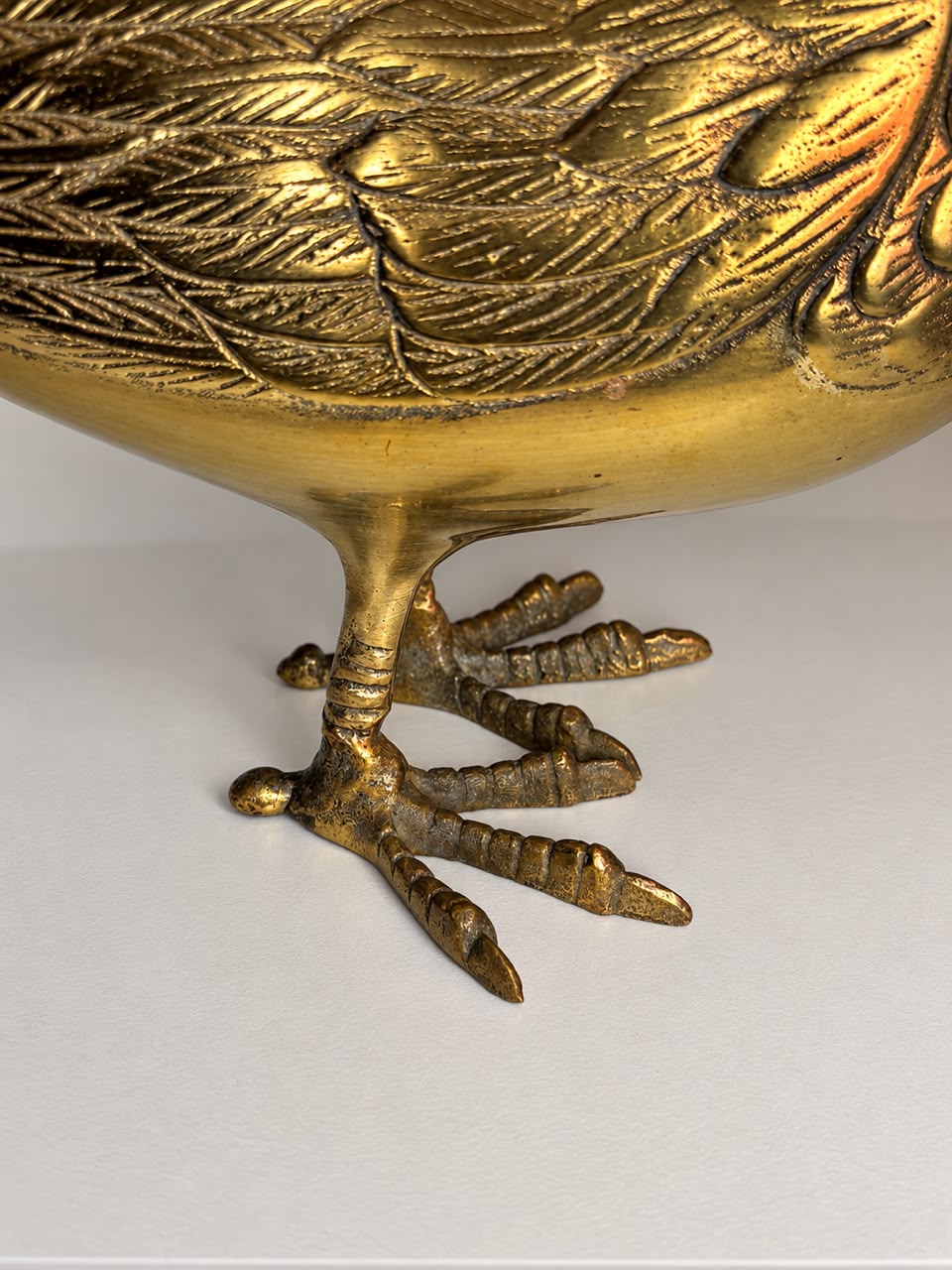 Escultura Decorativa de Pavão em Bronze com Cauda Longa Vazada