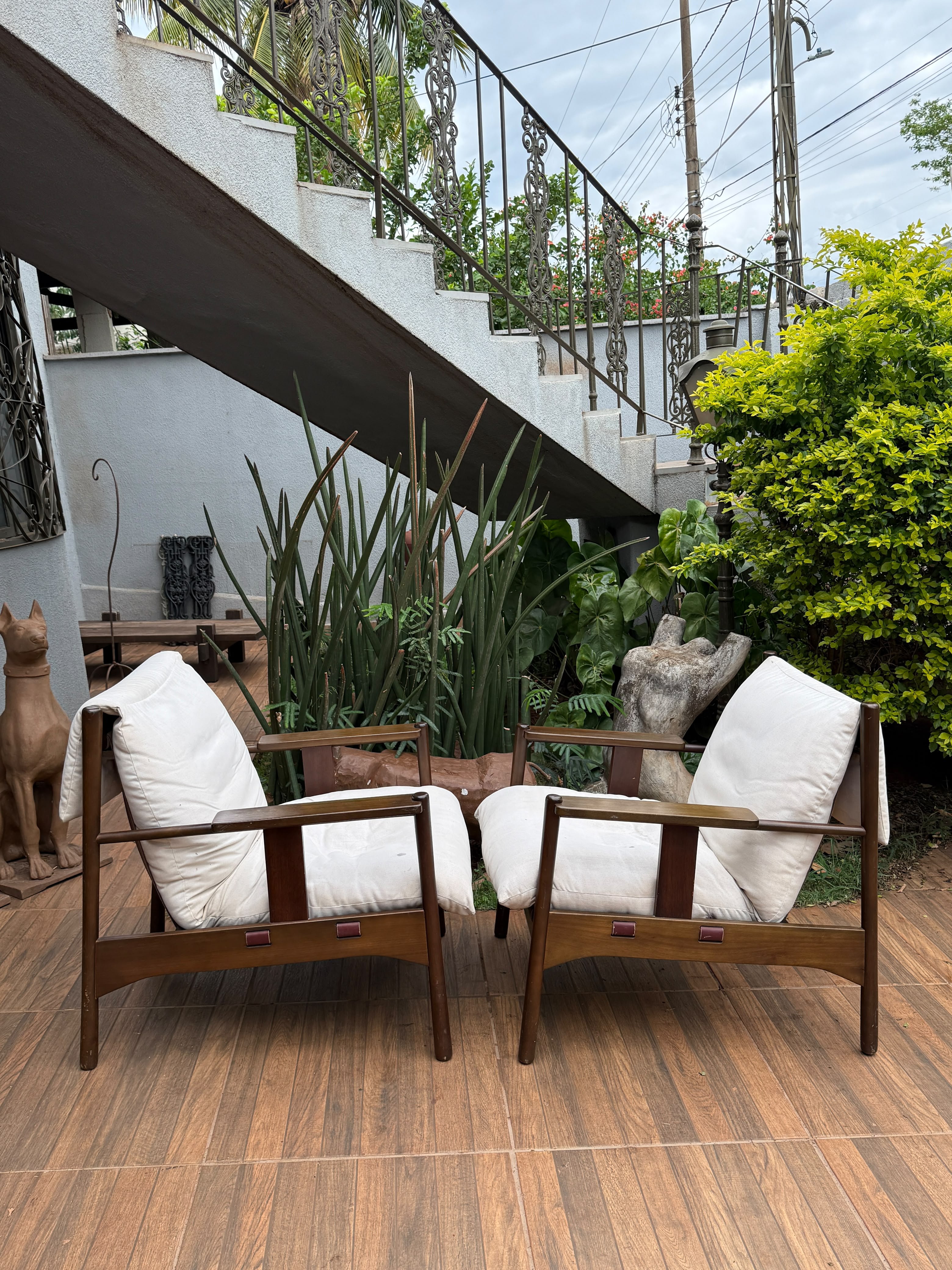 Par de Poltronas Design com estrutura em madeira e estofado claro com percinta