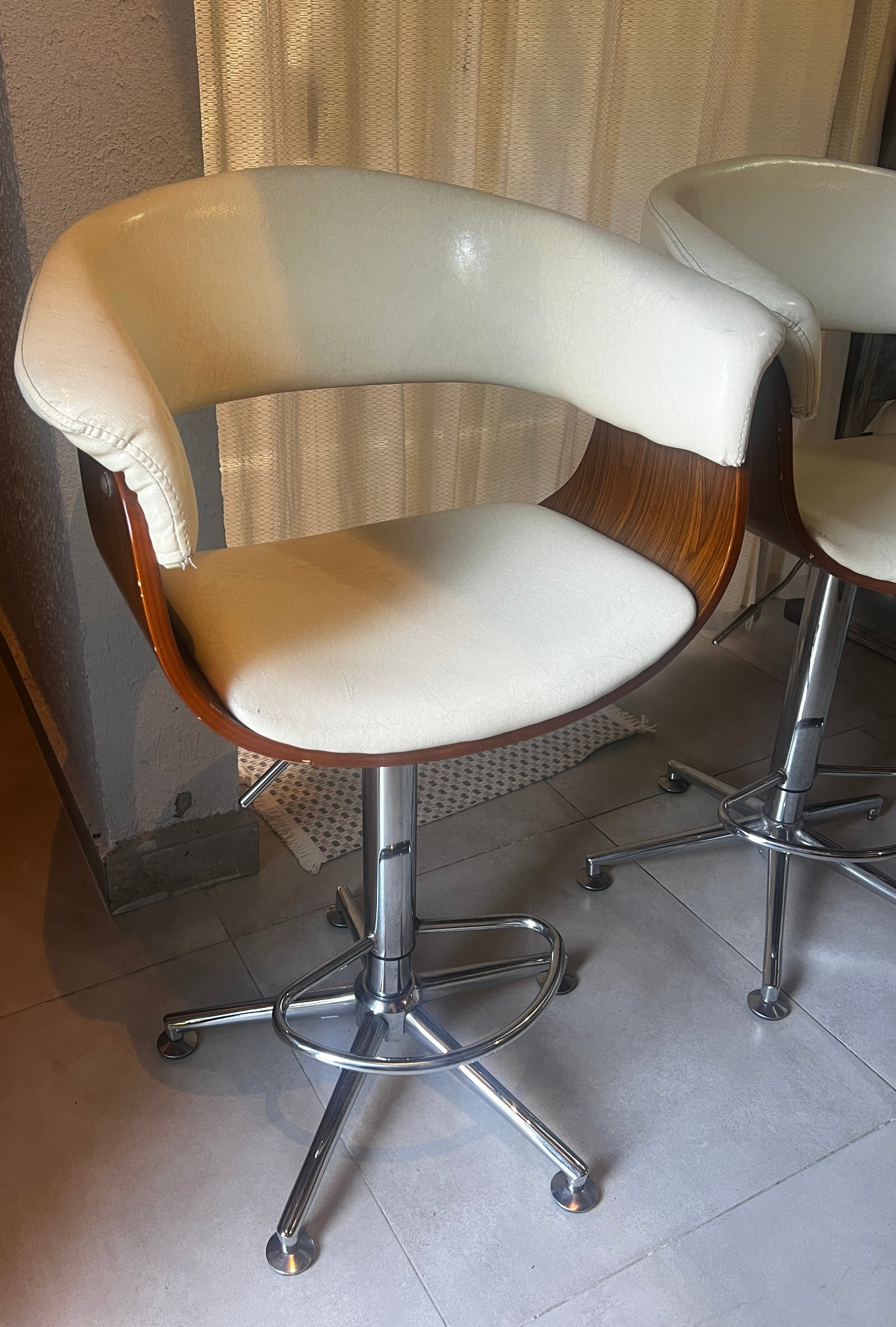Poltronas bistrô / Banco Alto giratório em estofado claro e pés em metal 