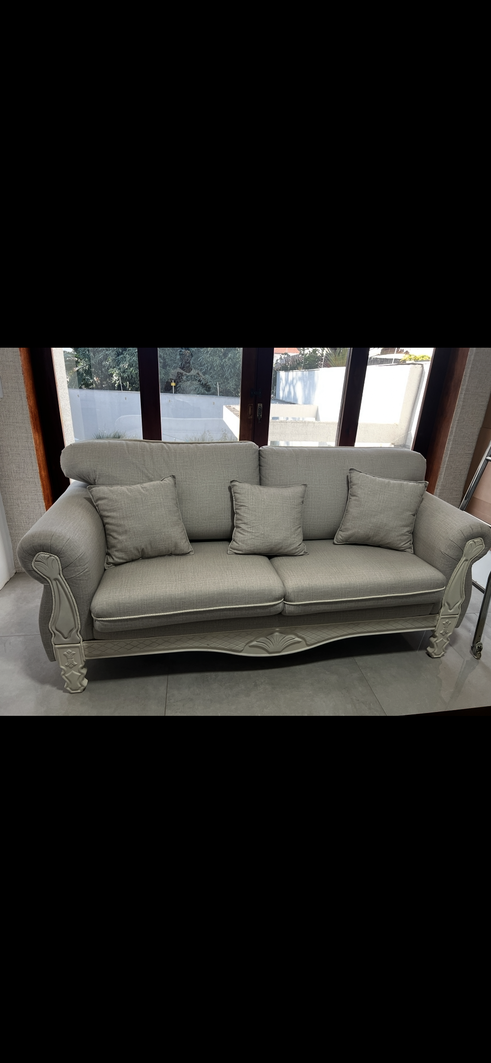 Conjunto de sofá + Poltronas em madeira maciça entalhada e linho - Sofisticação Atemporal