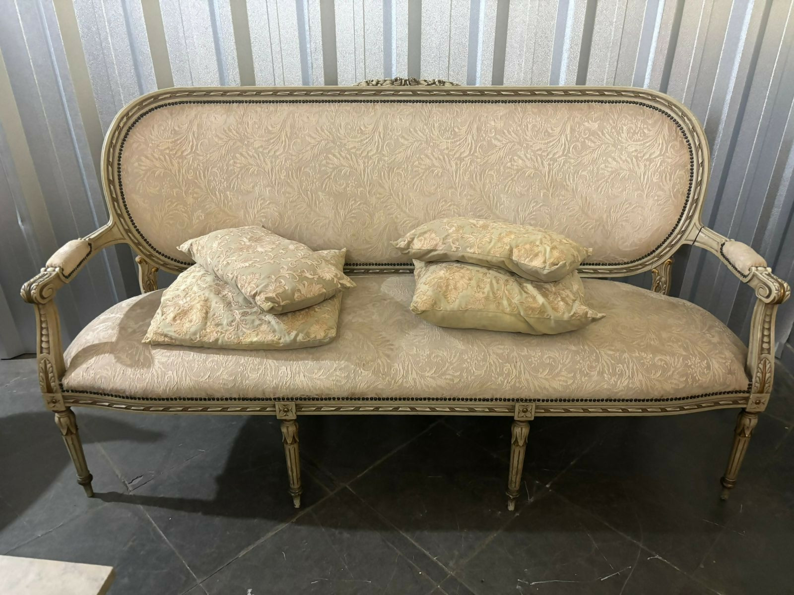 Conjunto de Sofá, estofados em estilo Luis XV composto por 09 peças