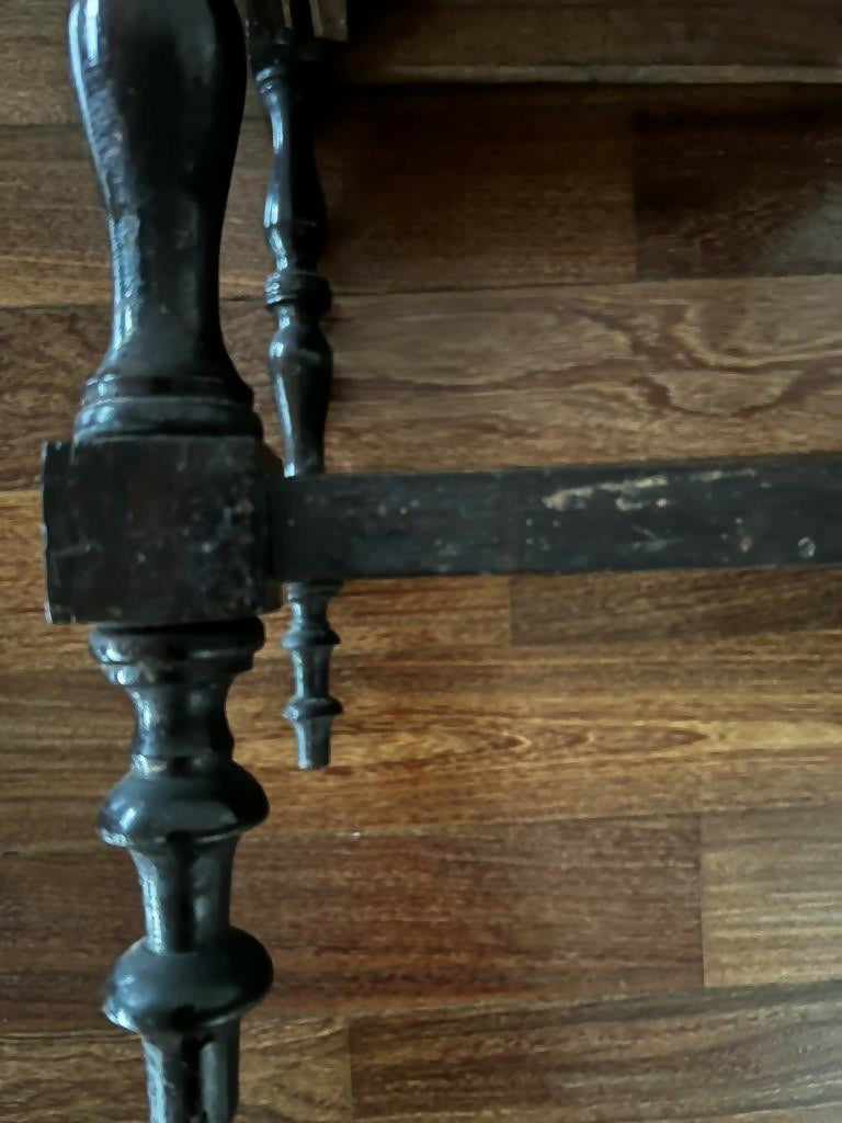 Mesinha de cabeceira antiga