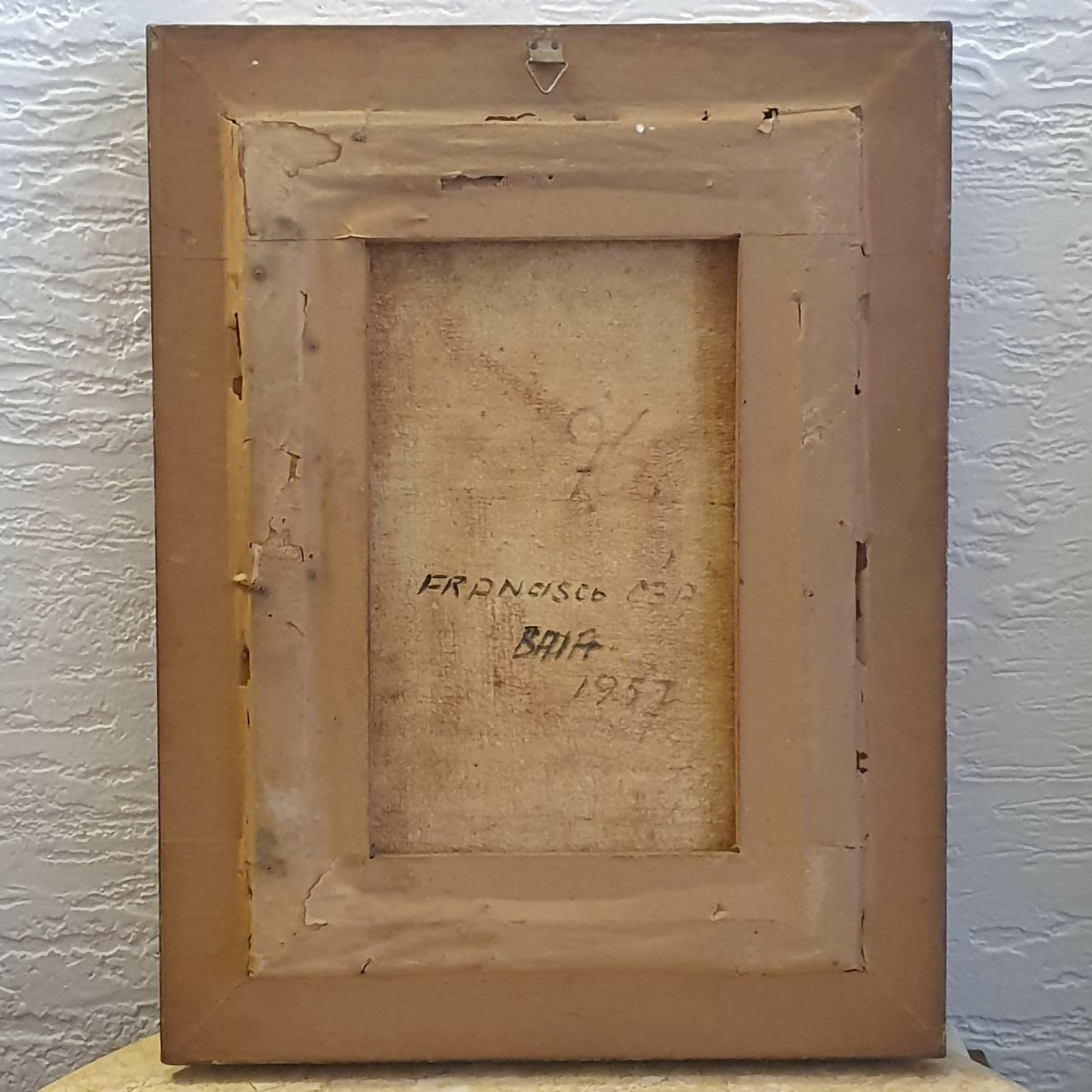 Linda paisagem urbana com casario, em perfeito estado, com moldura de madeira talhada dourada.