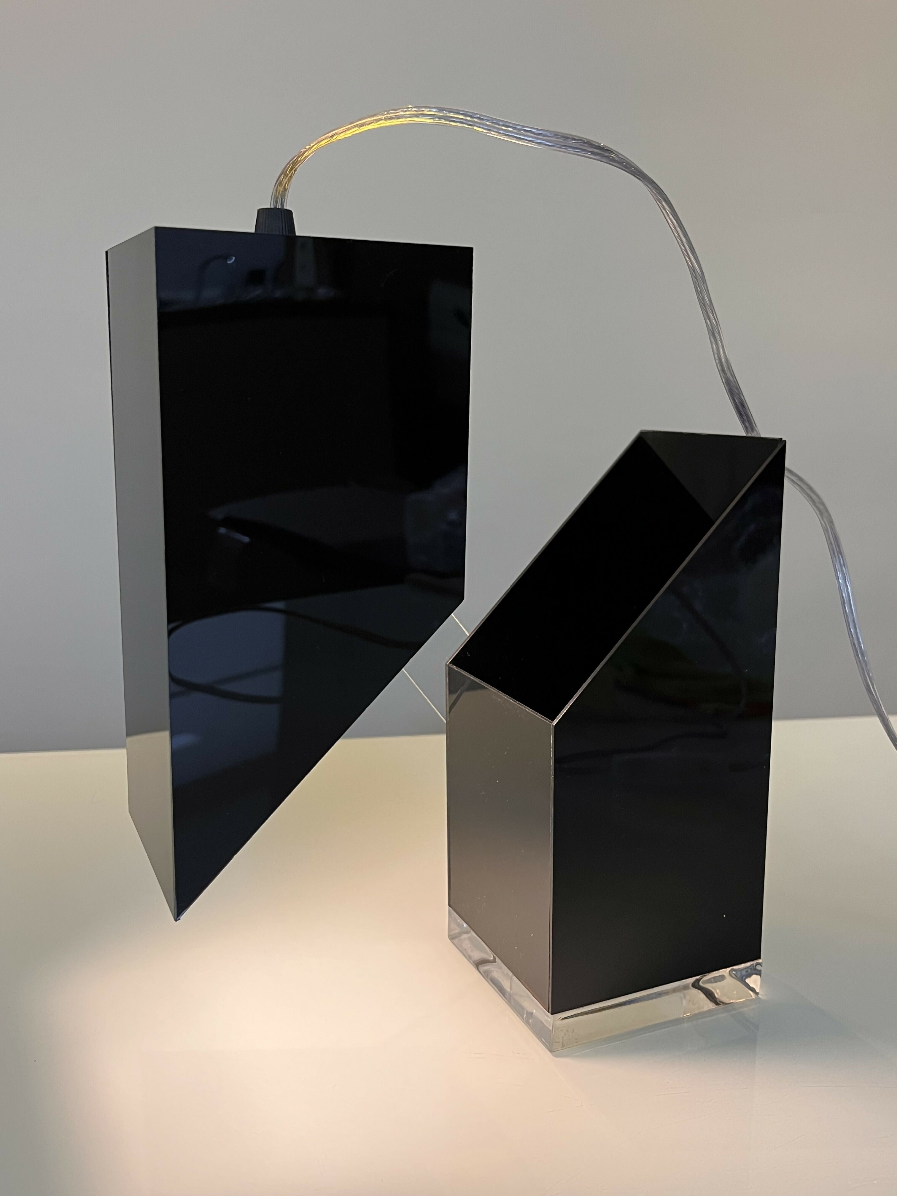Luminária de mesa 100% em acrílico