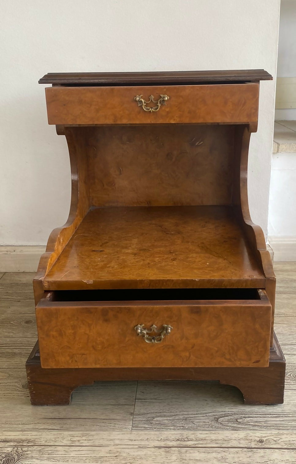 Interessante par de mesa lateral georgiana italianas,70s em radica