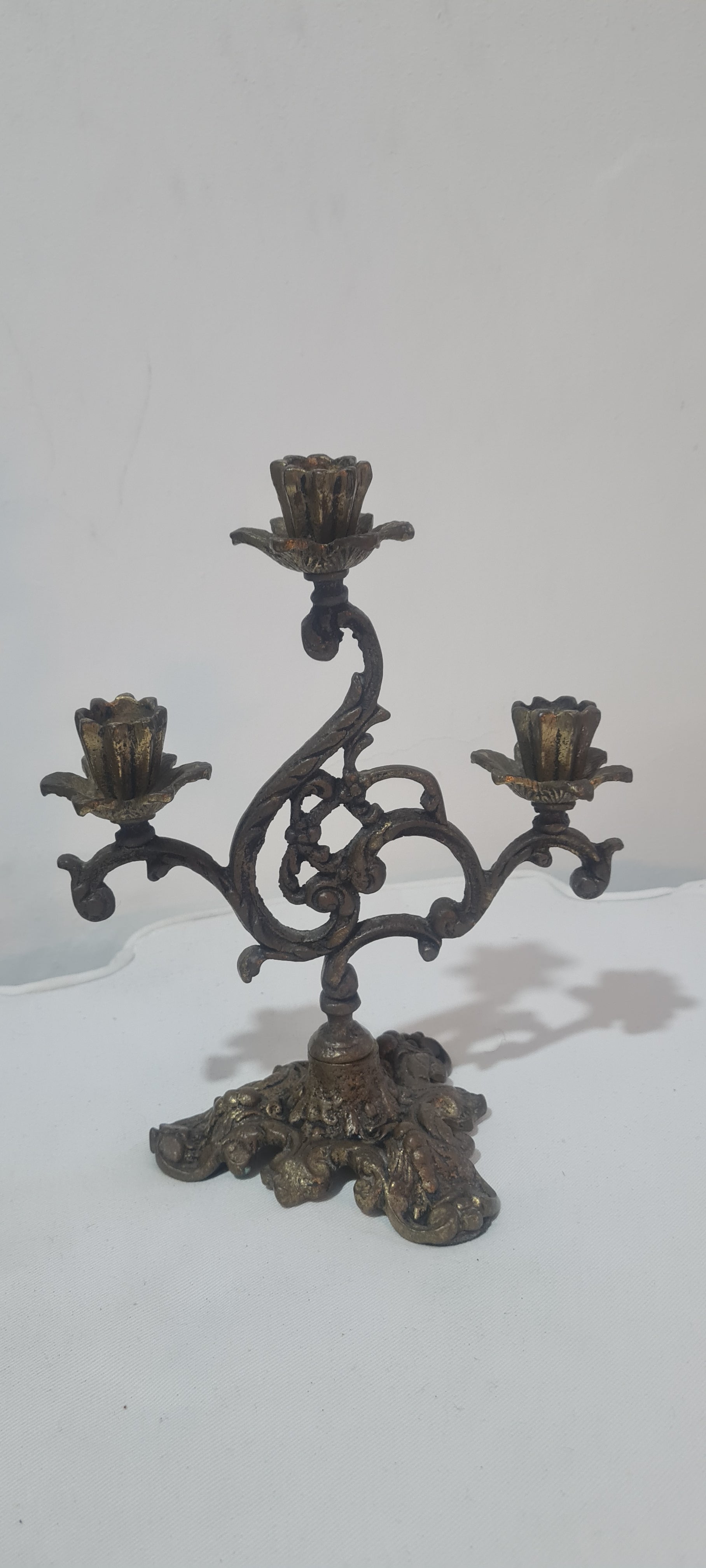 Candelabro Barroco em Bronze Maciço - Três Braços - Conservação Impecável