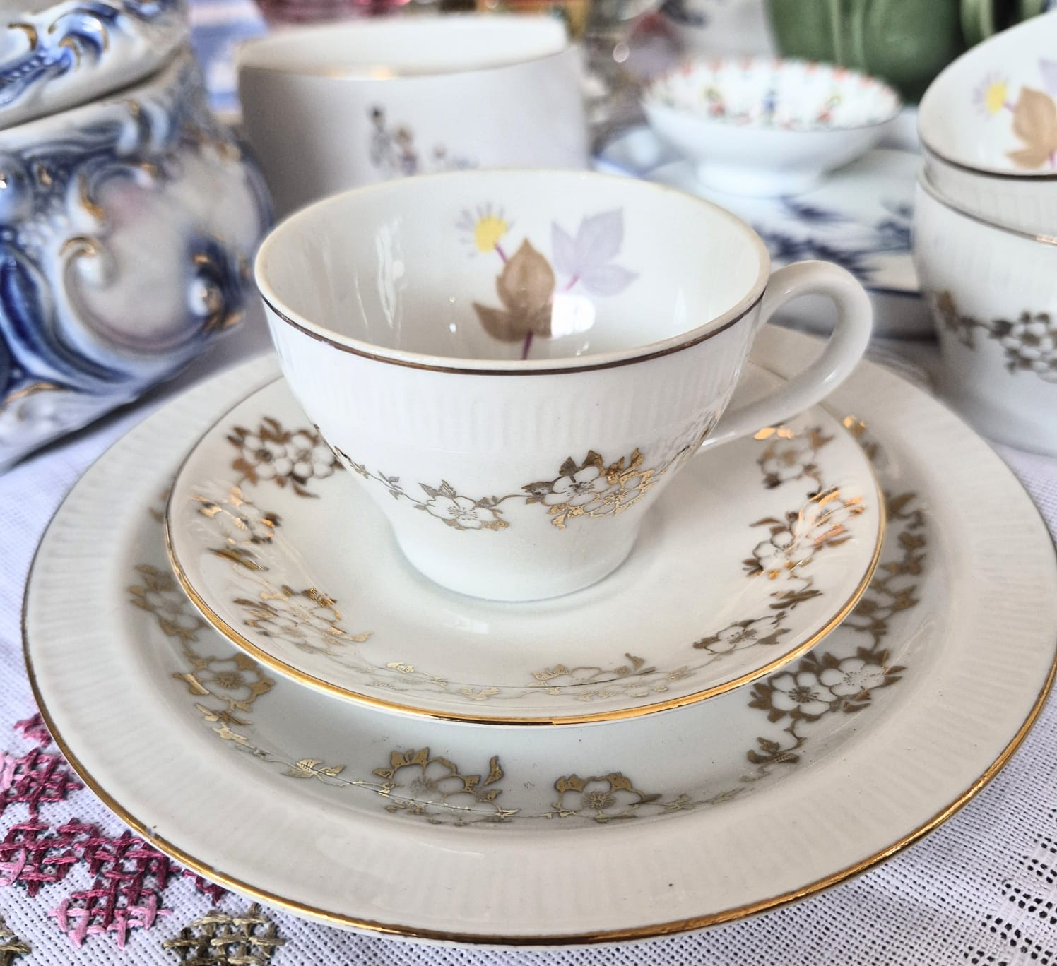  Trio para café (ou chá pequeno) em porcelana alemã Stadtlengsfeld, anos 60.