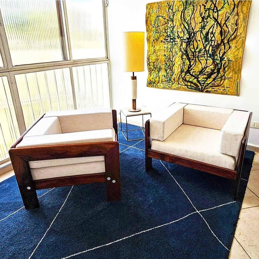 POLTRONAS QUADRADAS ANOS 60 EM JACARANDÁ MACIÇO E TECIDO BOUCLÉ