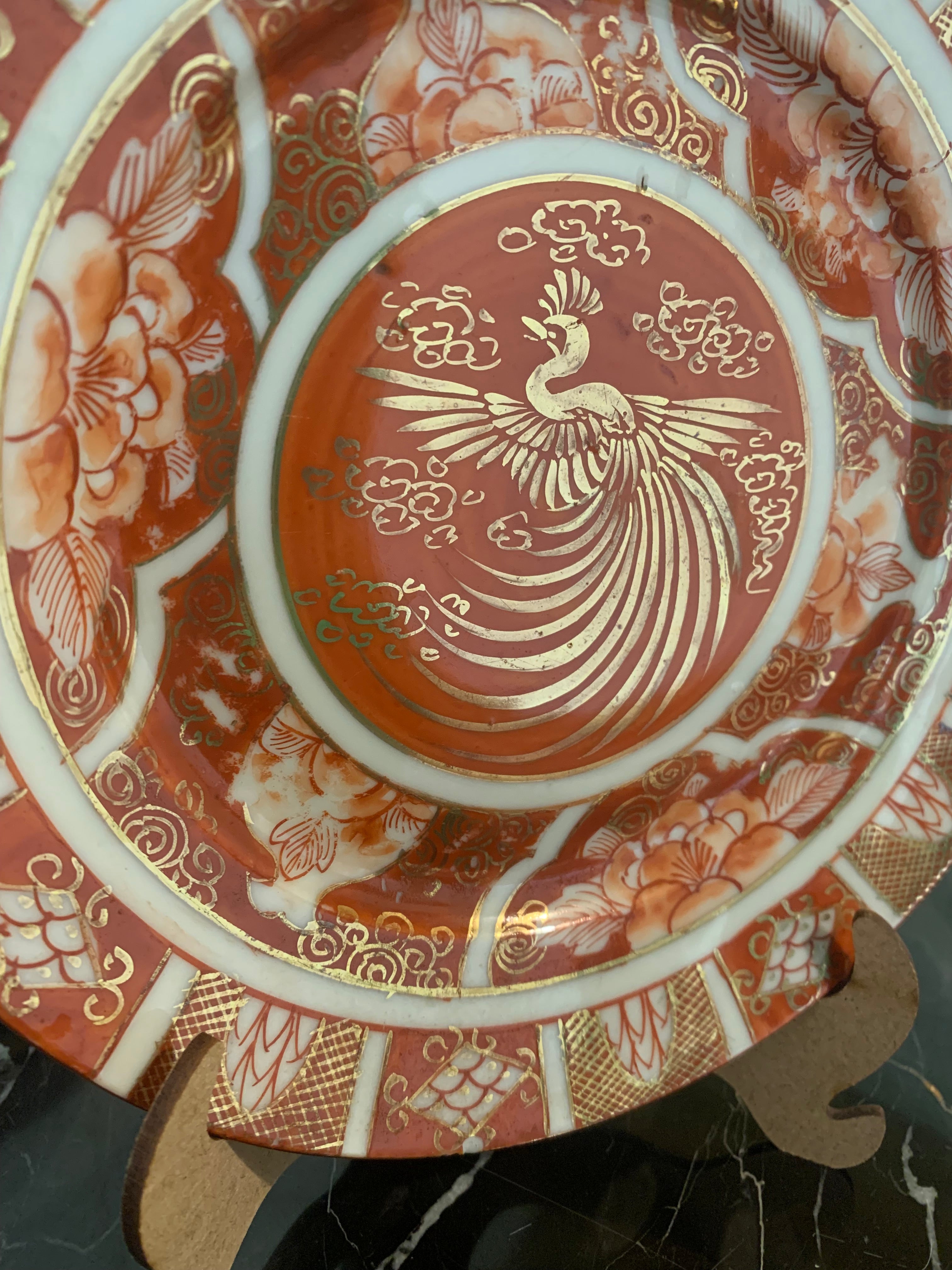 Lindo prato japonês em porcelana pintado a mão em tons Terrosos 